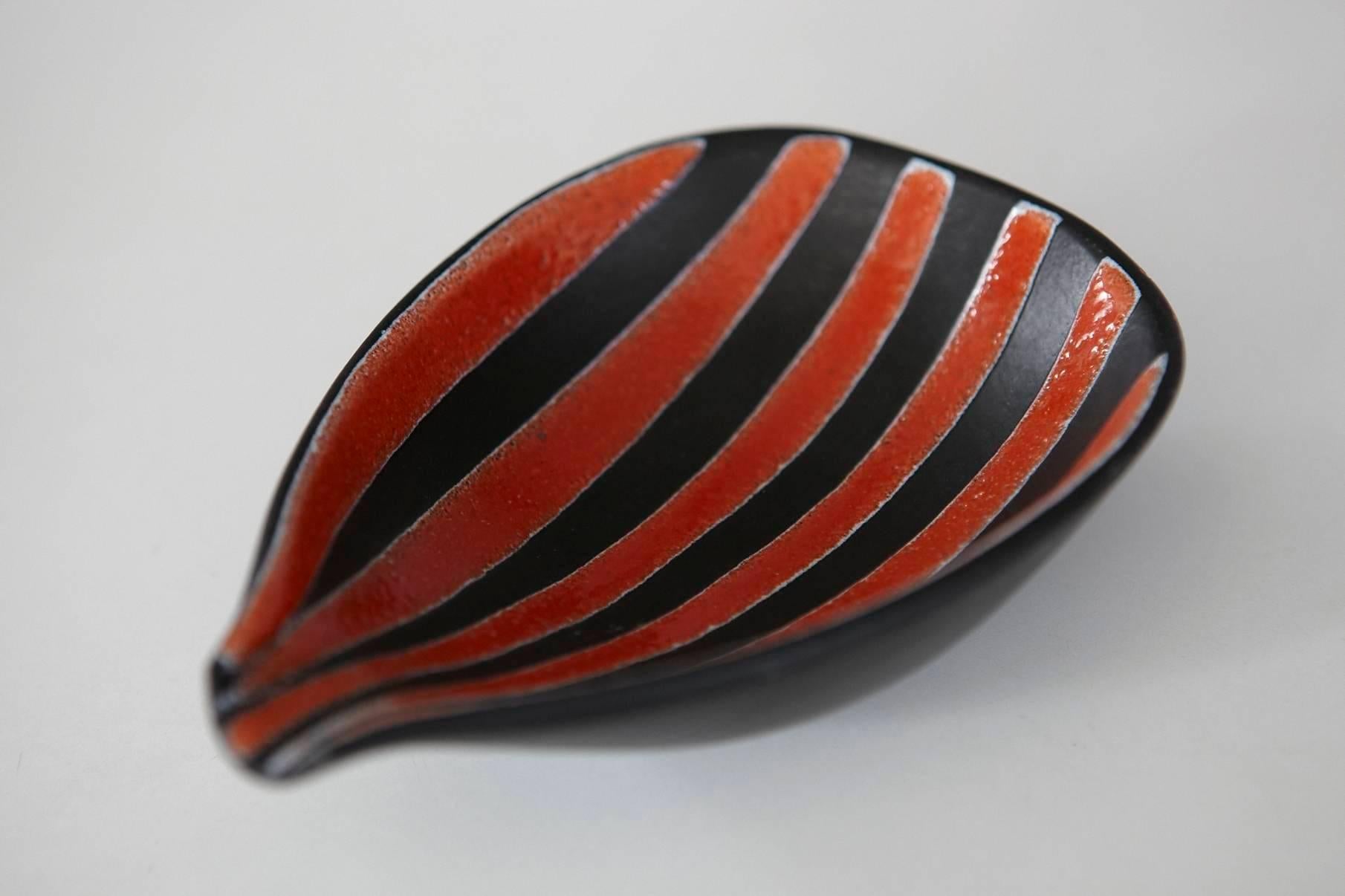 Matching Red and Black Striped Vase and Ashtray by Müller Luzern, Swiss Made In Good Condition In Pau, FR