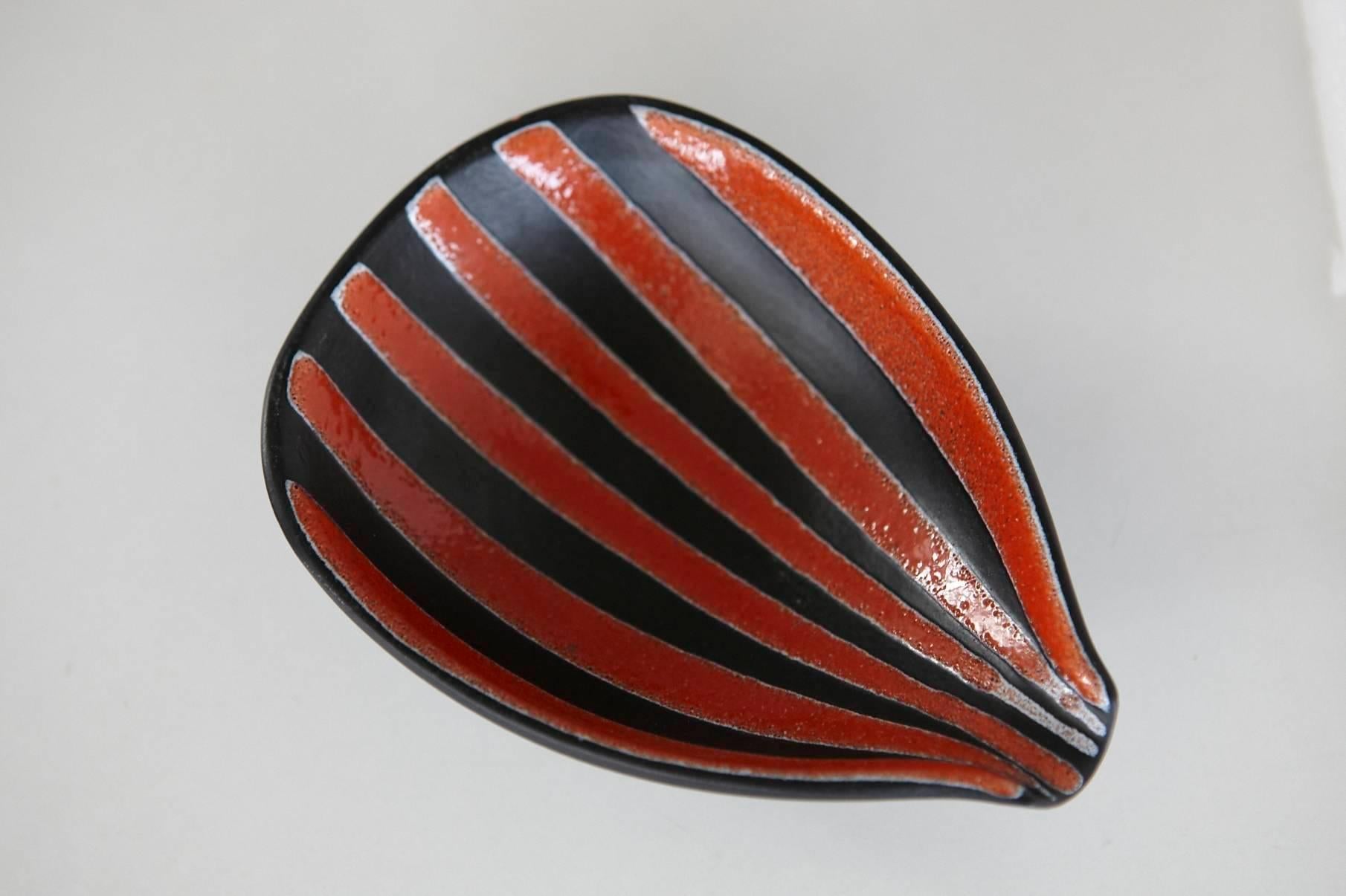 Mid-20th Century Matching Red and Black Striped Vase and Ashtray by Müller Luzern, Swiss Made
