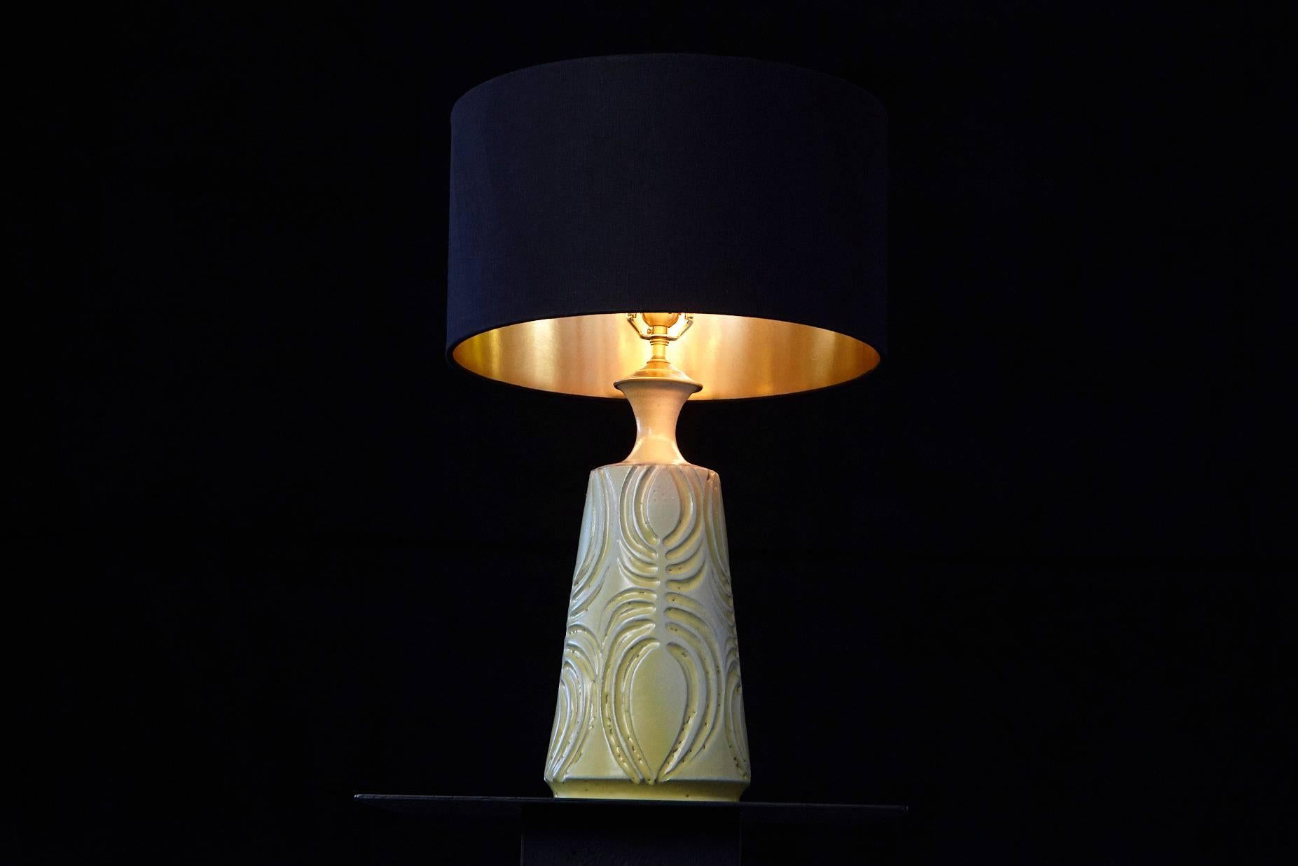 Yellow Ceramic Lamp with Decorative Elements by Robert Maxwell and New Shade In Good Condition For Sale In Pau, FR