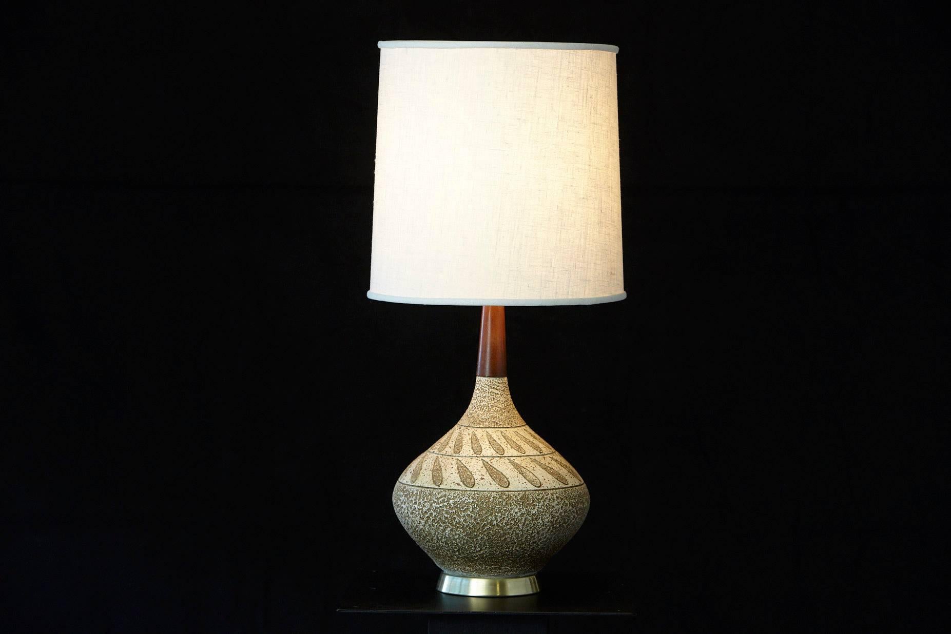 Ceramic gourd shape table lamp with teak neck and brass base, 1960s.
Very good condition. Height to finial 30.5
