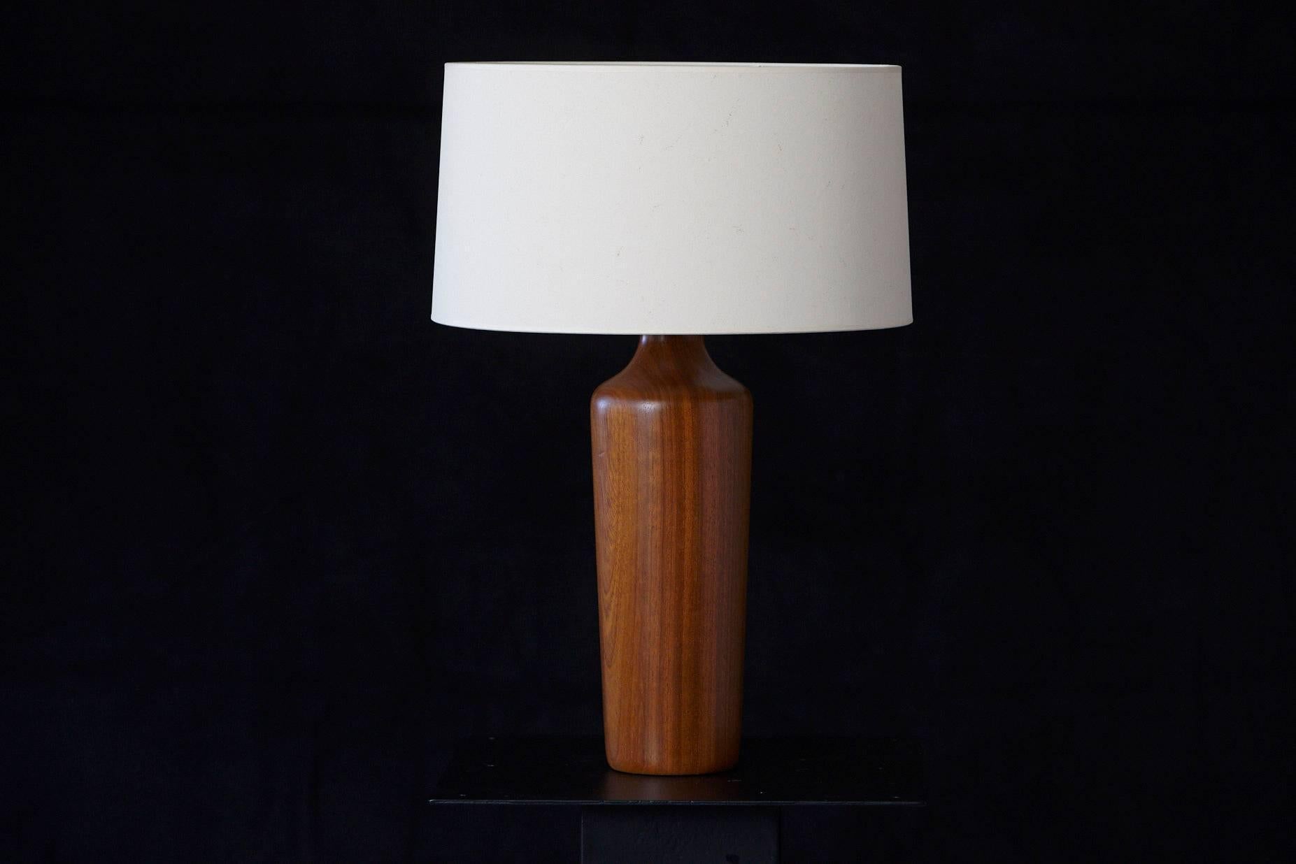 Beautiful Scandinavian modern  minimalist solid teak table lamp with a very nice patina, circa 1960s.
Measures: Height to finial 23.5 inches.