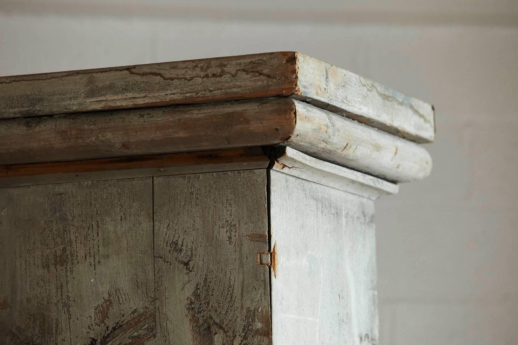 Distressed Tall Wooden Architectural Column with Patina In Distressed Condition In Pau, FR