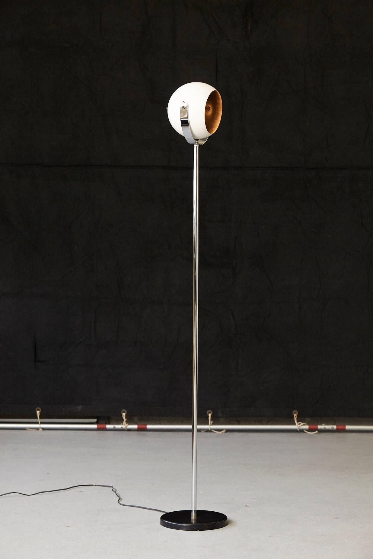 Minimalist eyeball floor lamp in white and chrome with black base in the style of Robert Sonneman. The lamp head is adjustable. Light signs of age, please refer to the photos.