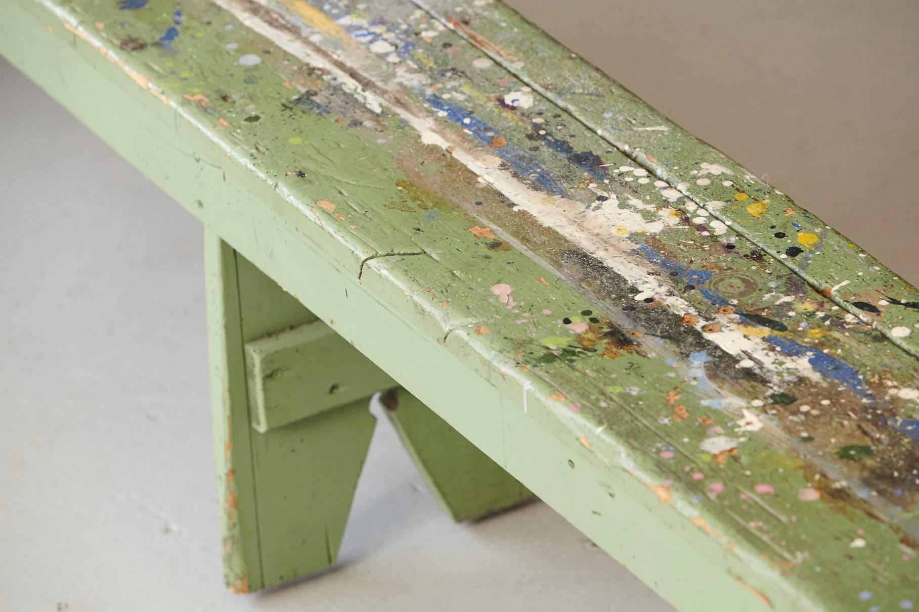 Primitive Green Pine Bench with Lots of Color Splashes from an Artist's Atelier In Good Condition In Pau, FR