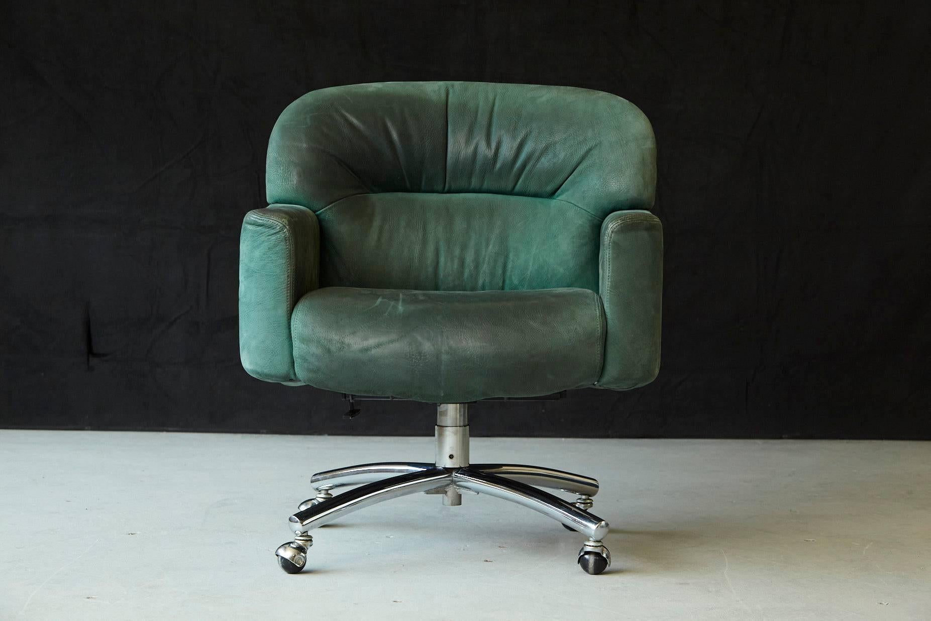 Very comfortable swiveling office chair on a four star chromed base with casters in green / grey suede leather by Harter Corporation, 1979.
The chair has some stains and scratches and overall nice patina, please refer to the detailed photos.