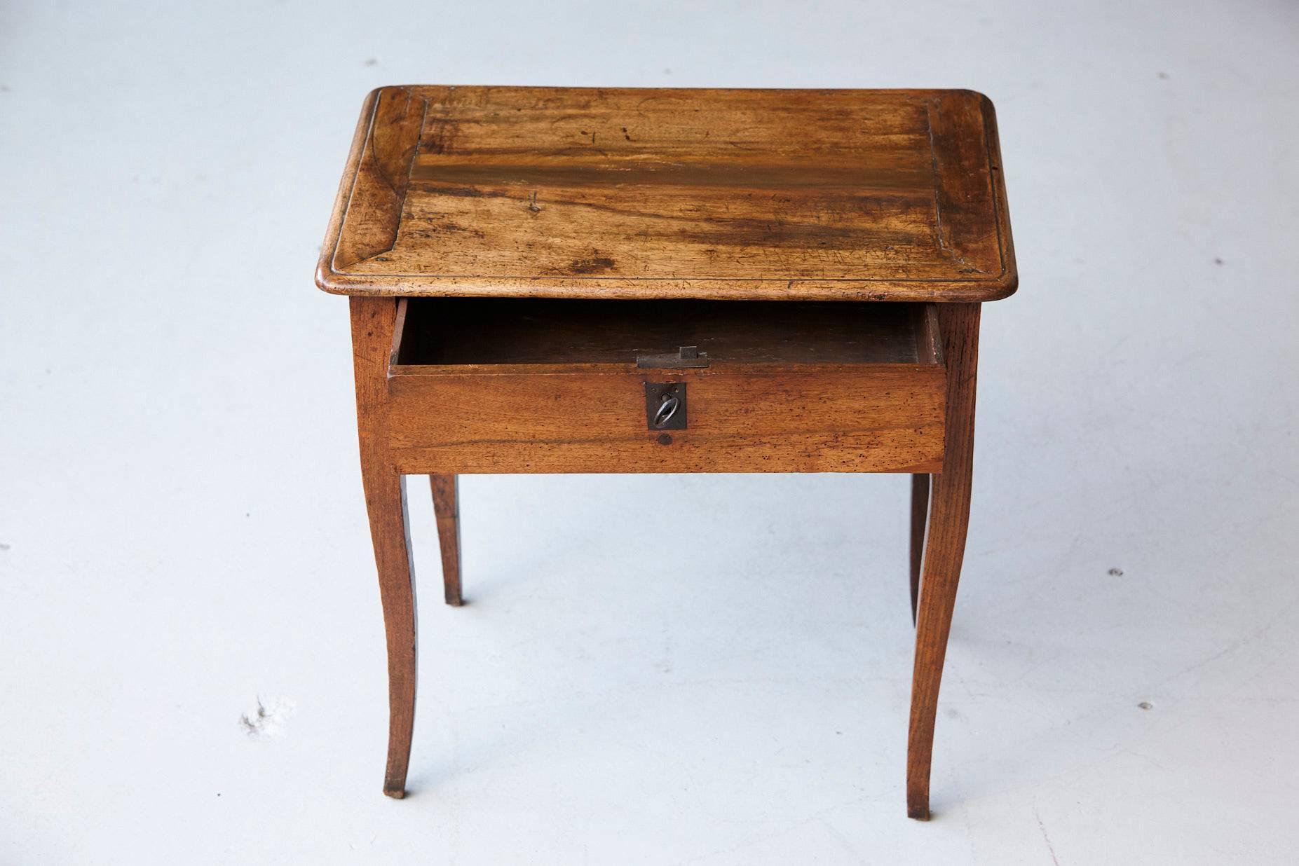 Petite Antique French Louis XV Style Provincial Walnut Side Table with Drawer In Good Condition In Pau, FR