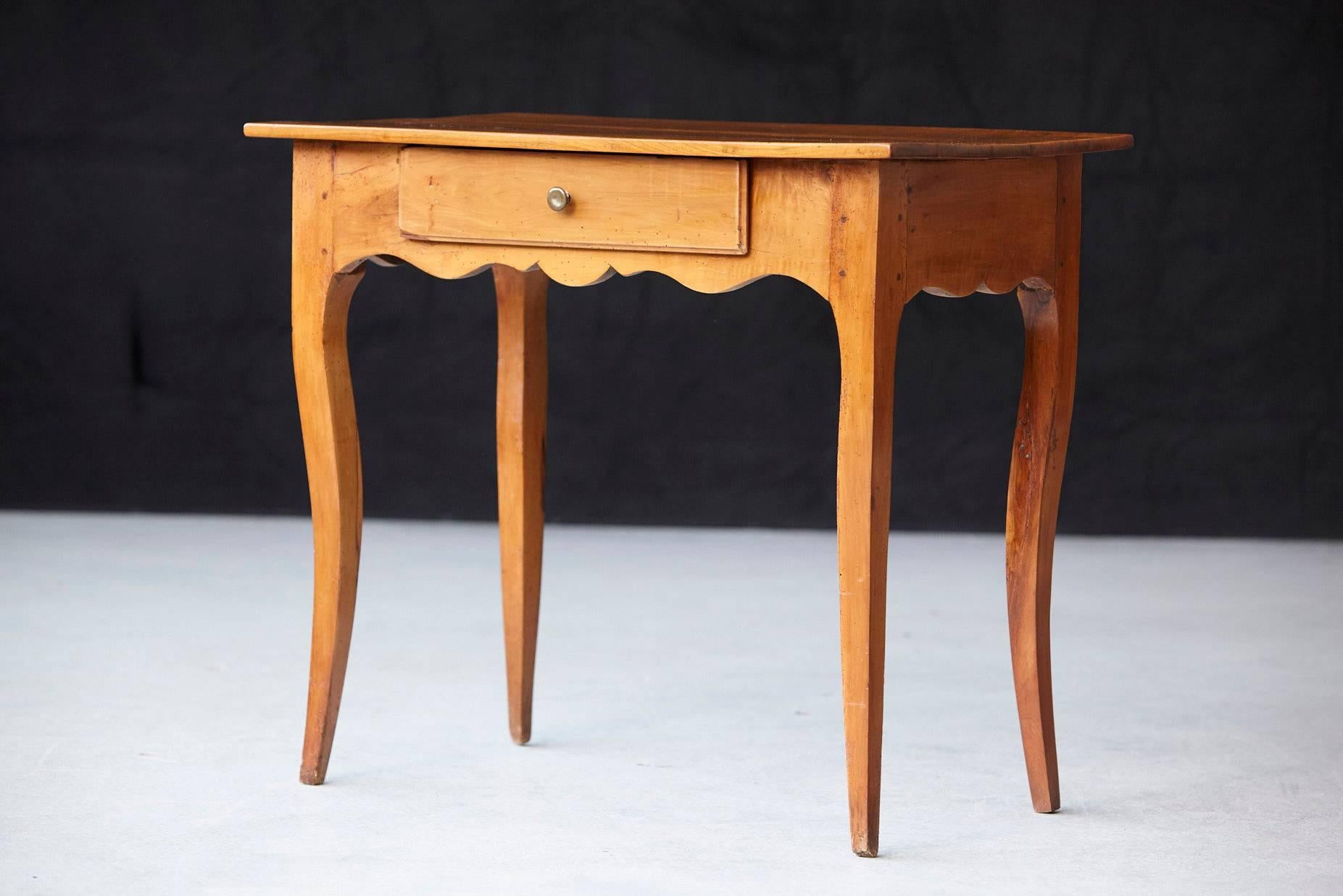 19th Century French Provincial Fruitwood Occasional Table In Good Condition In Pau, FR
