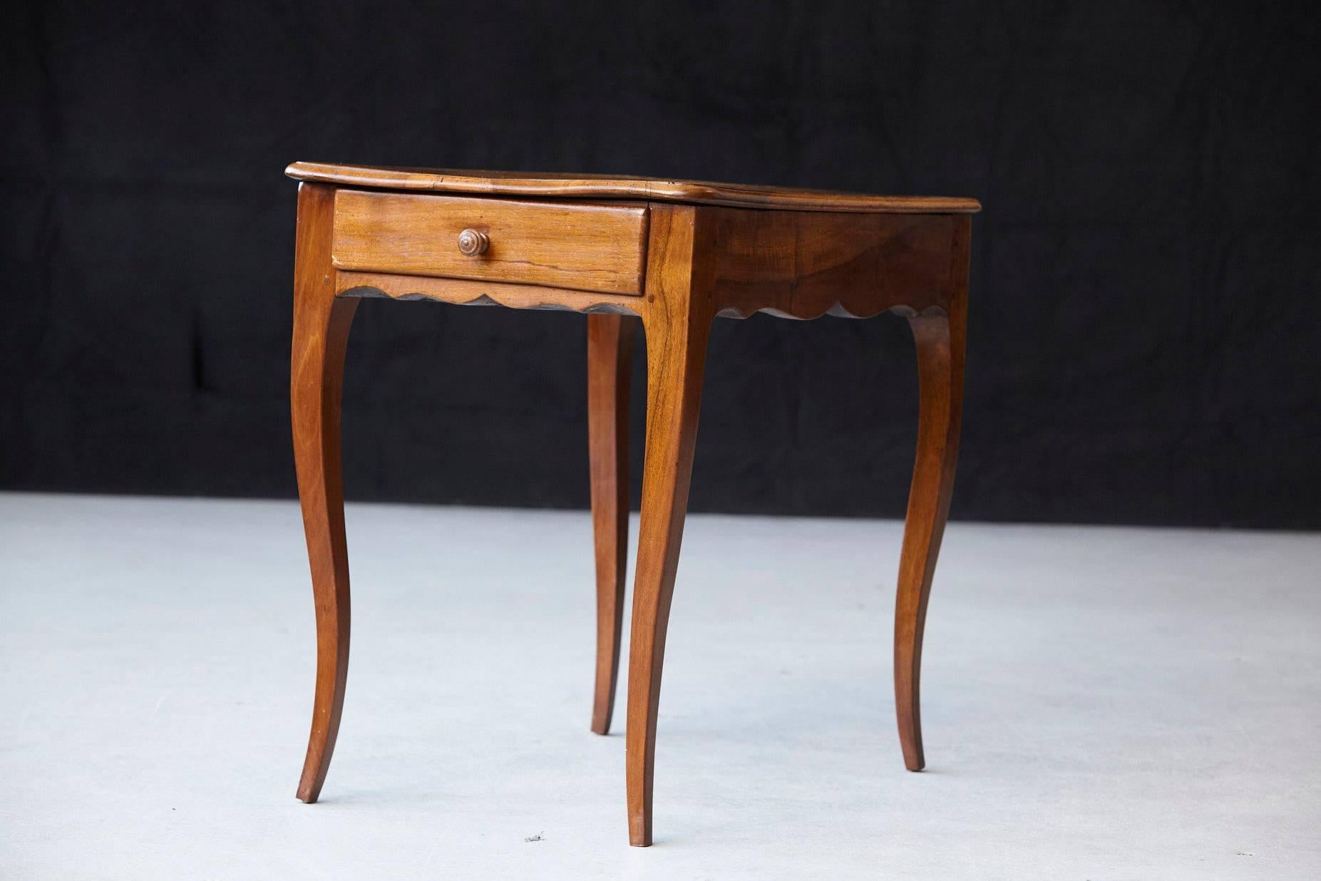 Petite Late 19th Century French Provincial Walnut Occasional Table In Good Condition In Pau, FR