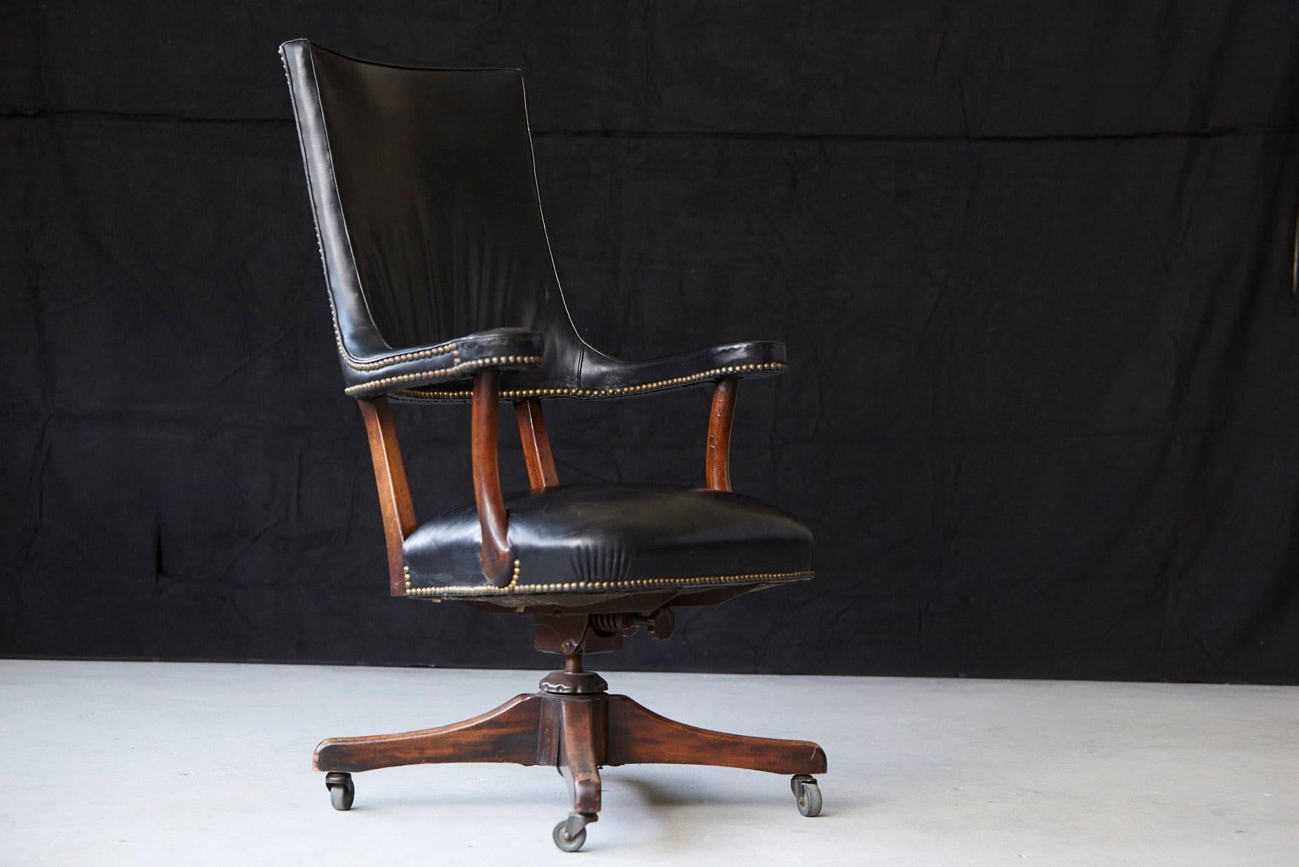 Yale Burge High Back Leather and Walnut 'Banker's' Chair  In Good Condition In Pau, FR