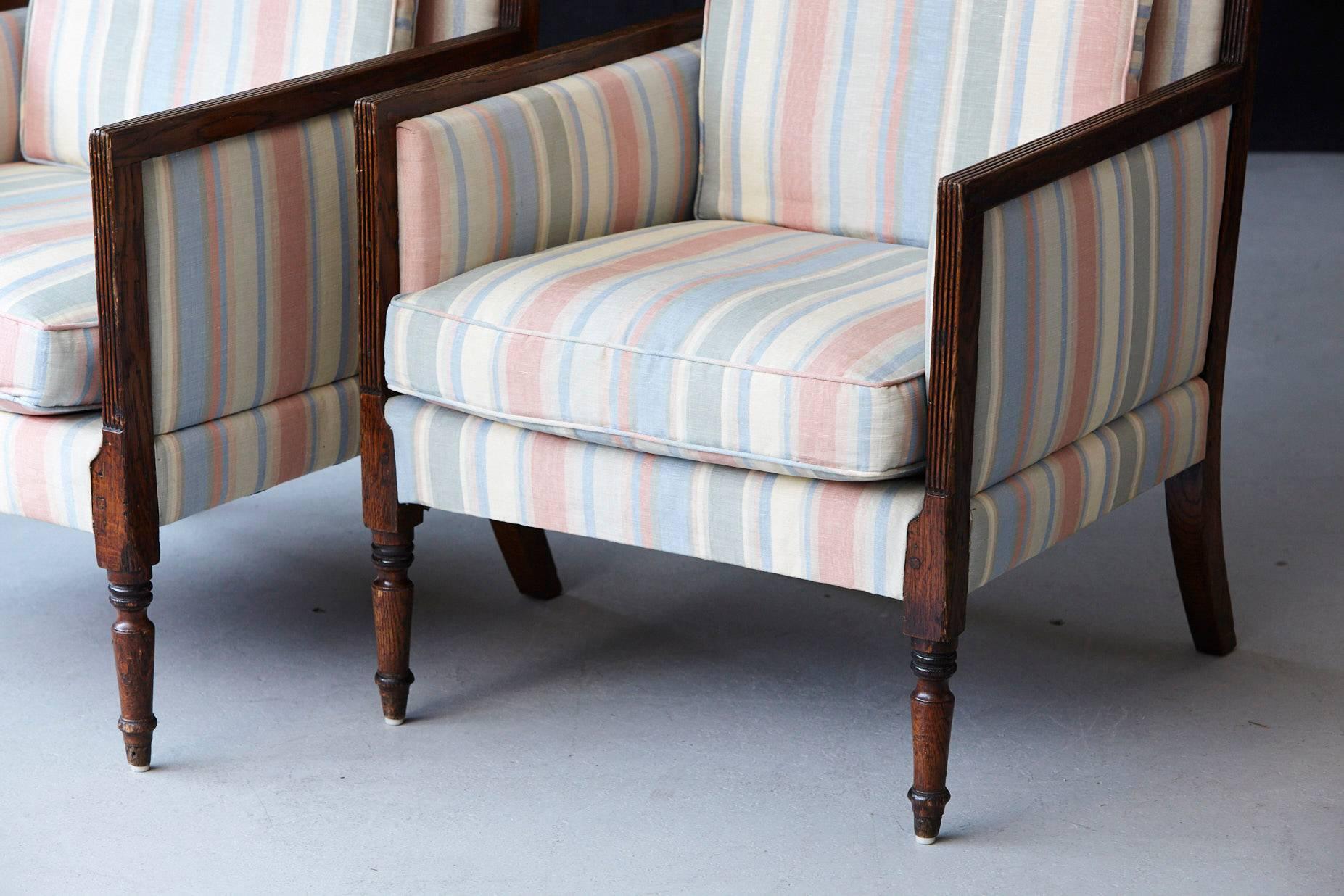 Pair of Italian Neoclassical Style Bergères in Pastel Striped Moiré Taffeta In Good Condition In Pau, FR