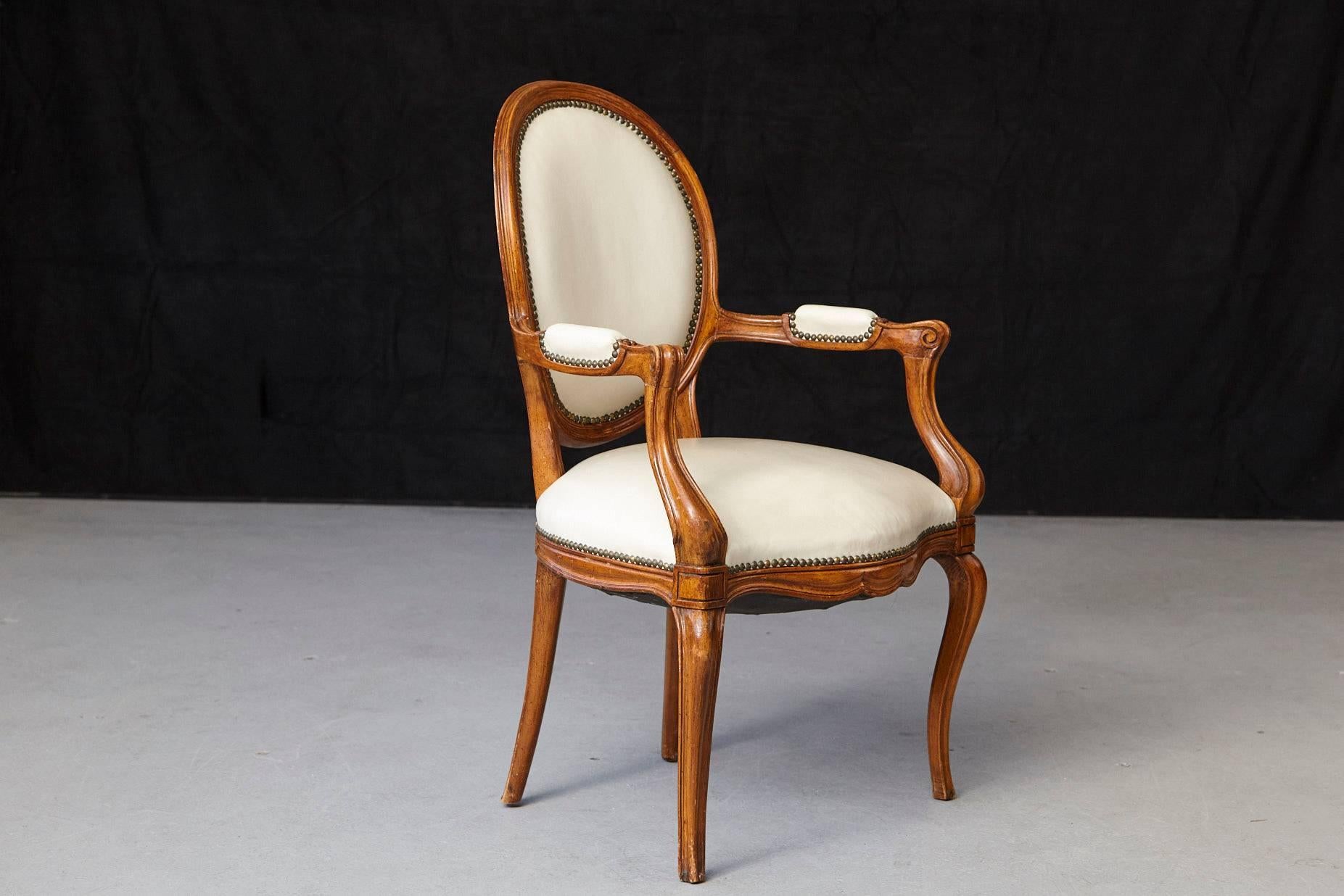 Louis XV Style Walnut Fauteuil in Nail Trimmed Creme Leather In Good Condition In Pau, FR