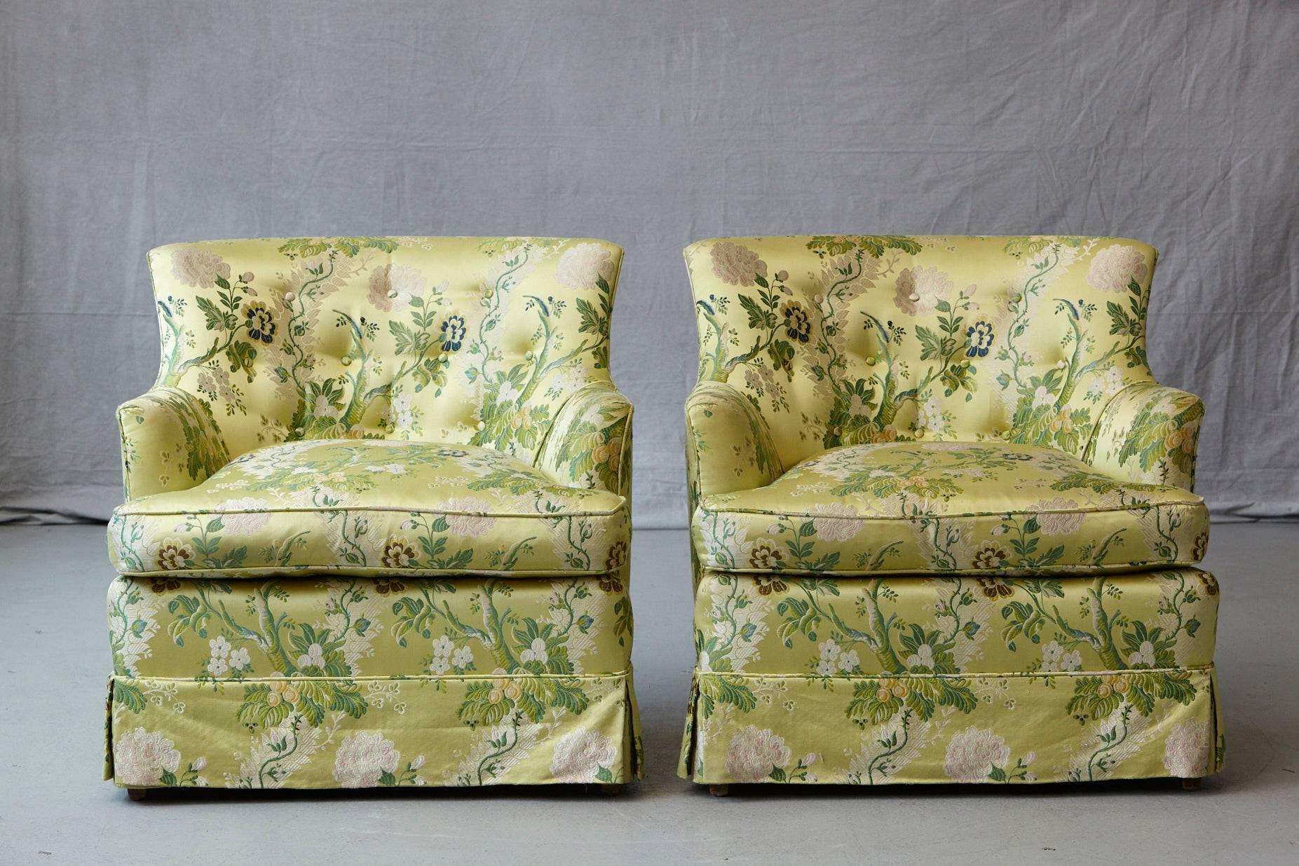 Pair of comfortable lounge chairs in summerly lime green floral chintz from ABC upholstery, with two matching pillows.
One chair has a stain on the seat surface and both chairs show a little bit of wear on the corners, please refer to the detailed