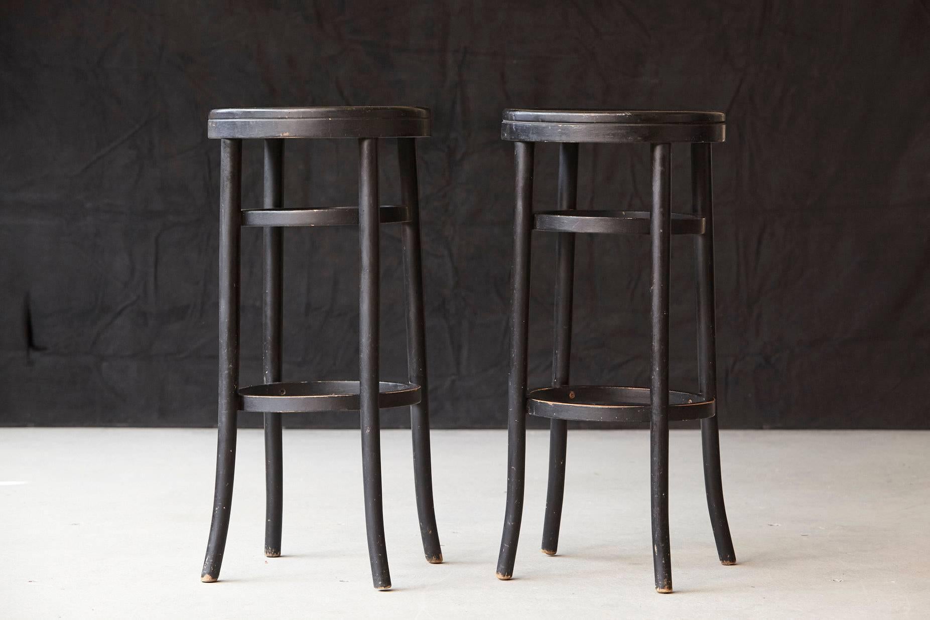 Nice pair of original Thonet black bentwood bar stools. 
The stools are in solid condition and show some wear and patina. 
Labeled under the seat with the original Thonet sticker.