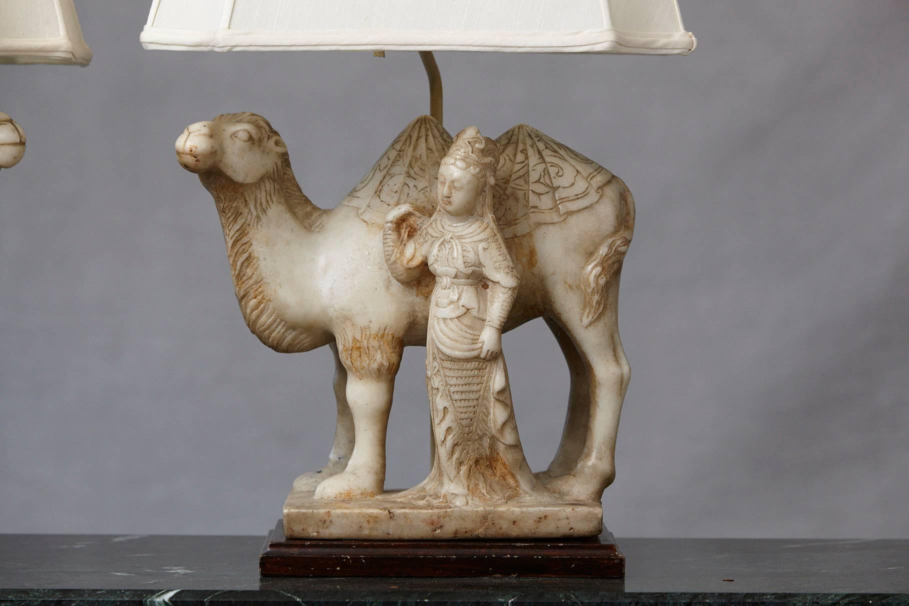 Pair of Hand-Carved Figurative Marble Table Lamps In Good Condition In Pau, FR