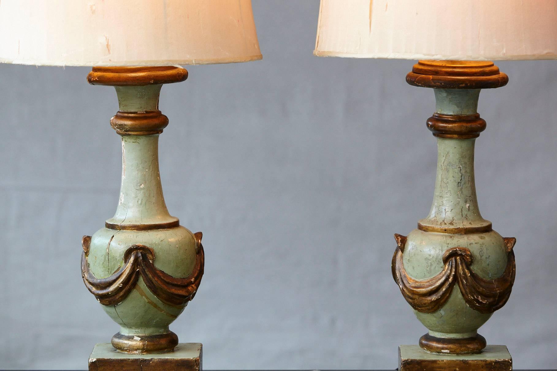 Pair of Antique Italian Hand-Painted Wood Vasiform Table Lamps In Fair Condition For Sale In Pau, FR