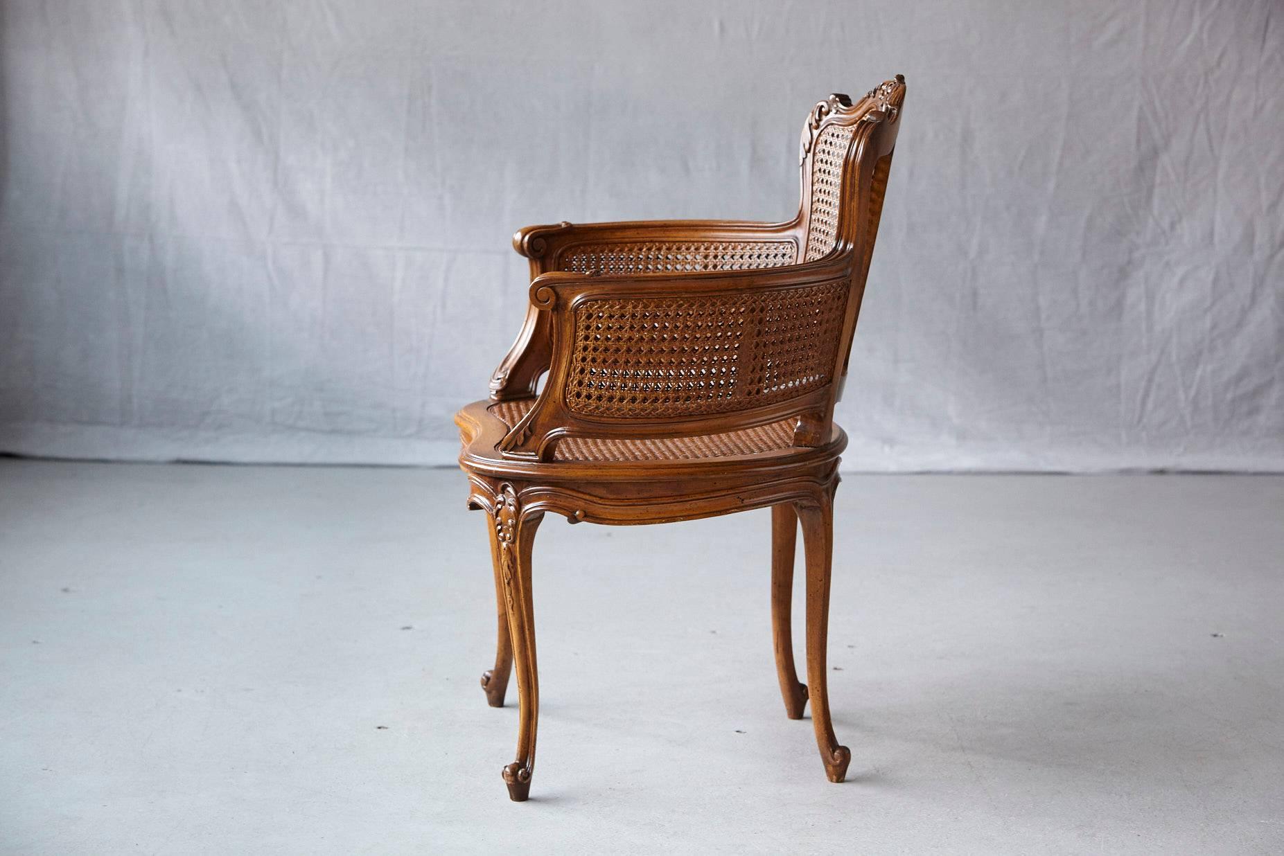 Early 20th Century Rococo Style Caned Armchair with Elaborated Carvings In Good Condition In Pau, FR