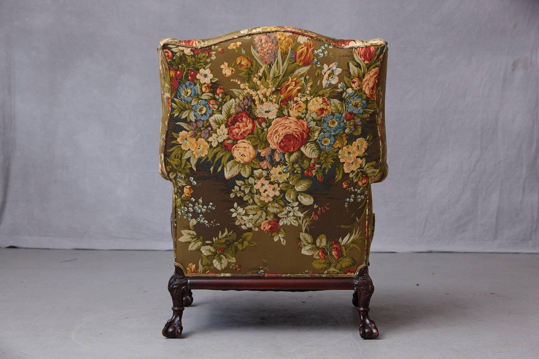 Late 19th Century Chippendale Mahogany Wing Back Chair with Claw and Ball Feet In Excellent Condition In Pau, FR