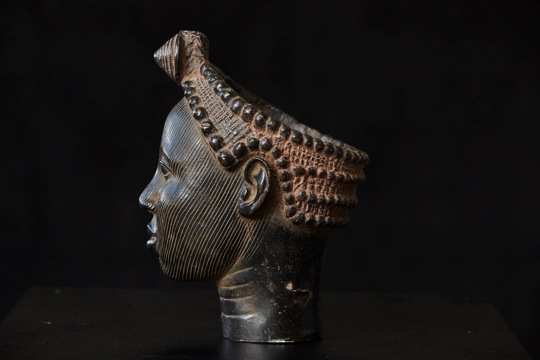 Tribal Réplique en céramique d'une tête avec une couronne, ancien royaume de Ife, Nigeria