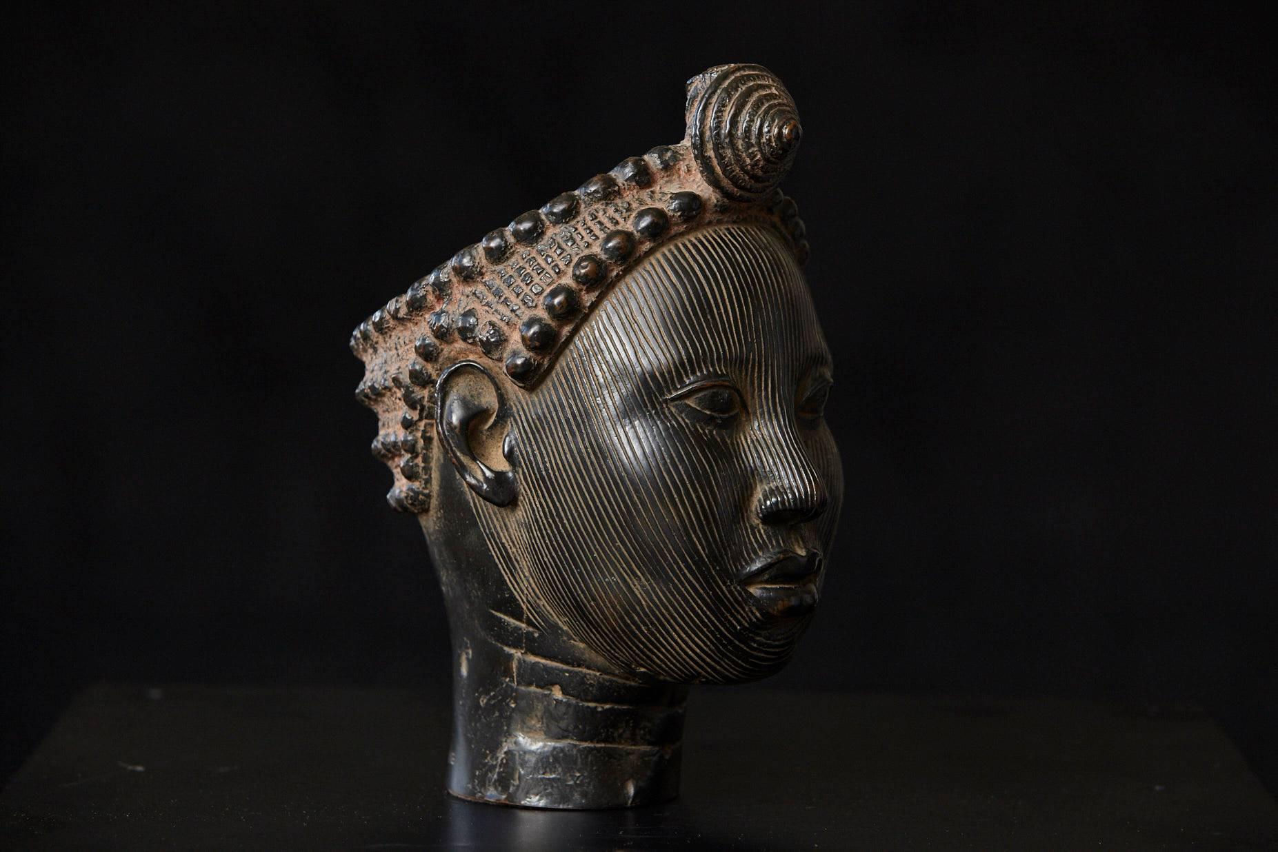 Nigérian Réplique en céramique d'une tête avec une couronne, ancien royaume de Ife, Nigeria