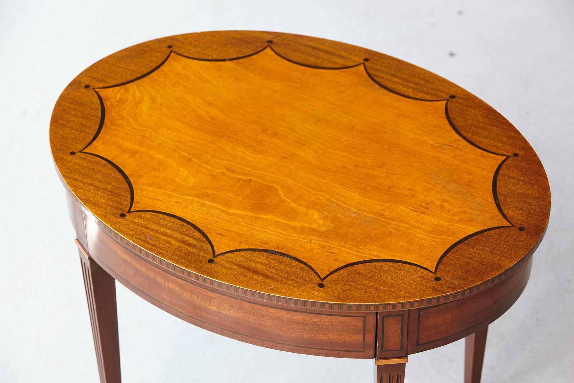 Kittinger Oval Side Table with Hidden Drawer and Marquetry In Good Condition In Pau, FR