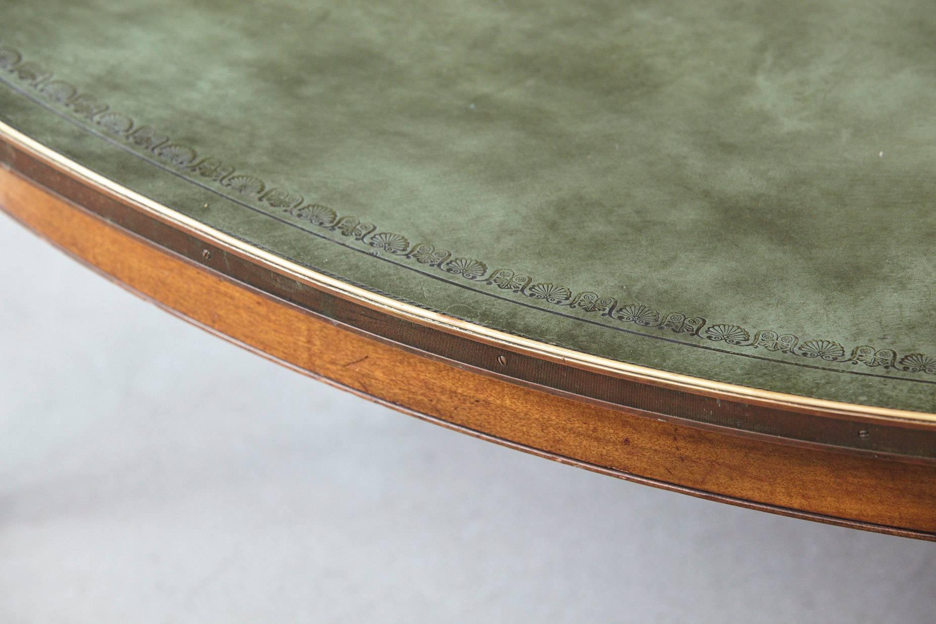 Rare Kittinger Coffee Table with Green Embossed Leather Top and Serial Number #1 In Good Condition In Pau, FR