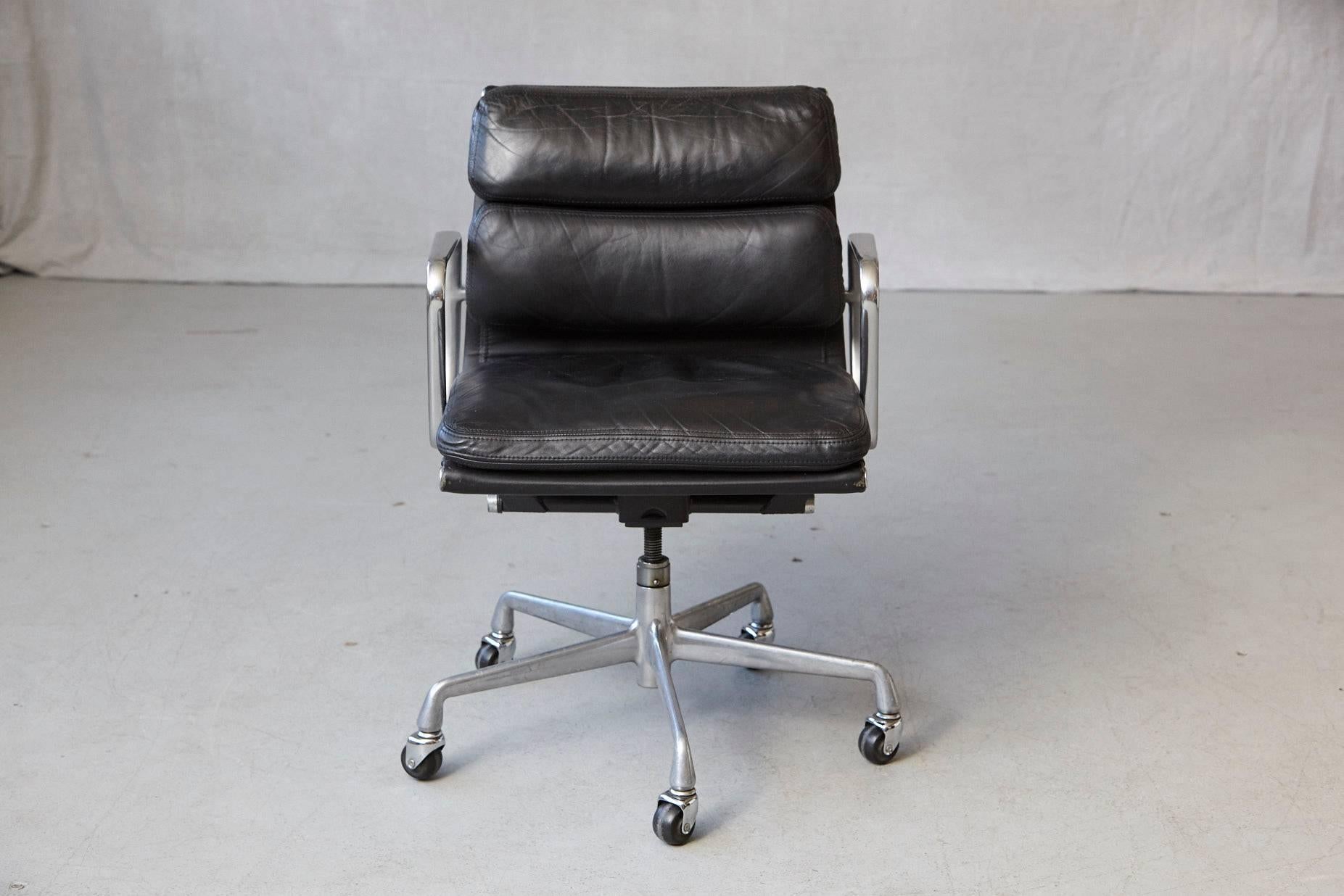 Eames Aluminum Group black leather soft pad Executive chair (model EA 435) on casters for Herman Miller.
The seat has the original soft black leather upholstery and is raised on a spindle seat-height adjustable lightweight aluminium frame with a