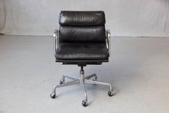Chaise à coussins souples en cuir noir sur roulettes Eames Aluminum Group pour Herman Miller
