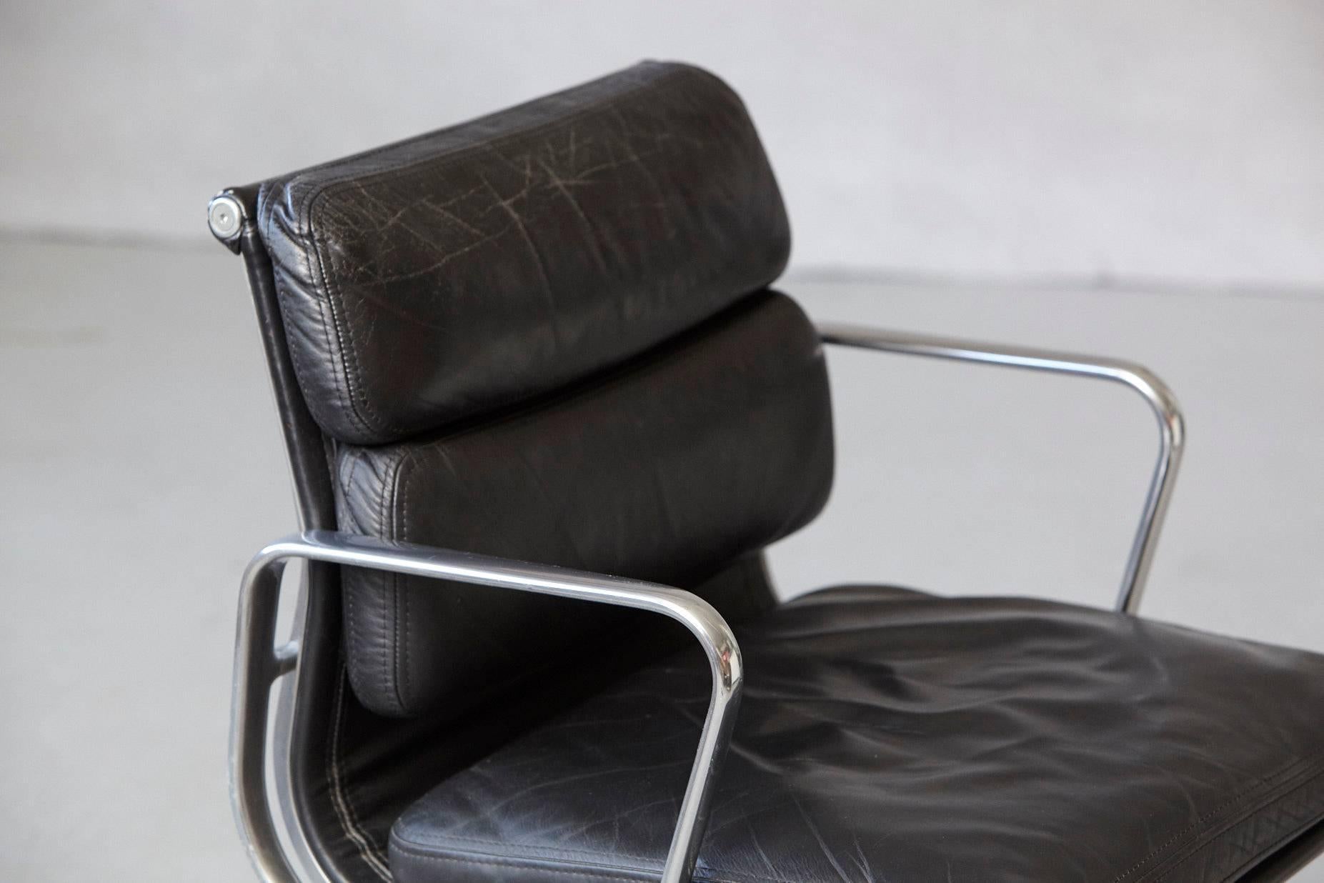 Eames Aluminum Group Black Leather Soft Pad Chair on Casters for Herman Miller In Good Condition In Pau, FR