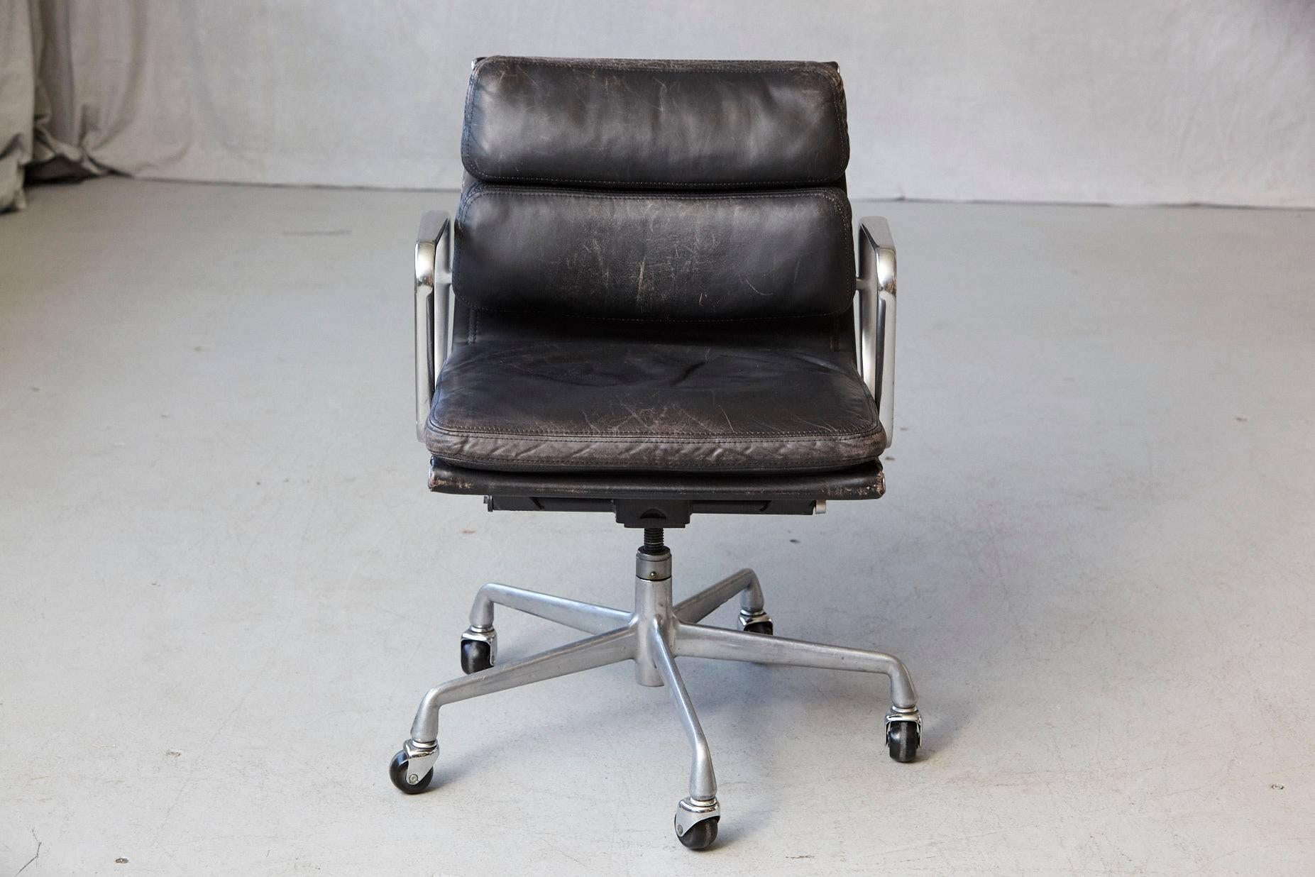 Eames Aluminum group black leather soft pad executive chair (Model EA 435) on casters for Herman Miller. 
The seat has the original soft black leather upholstery and is raised on a spindle seat-height adjustable light weight aluminum frame with a