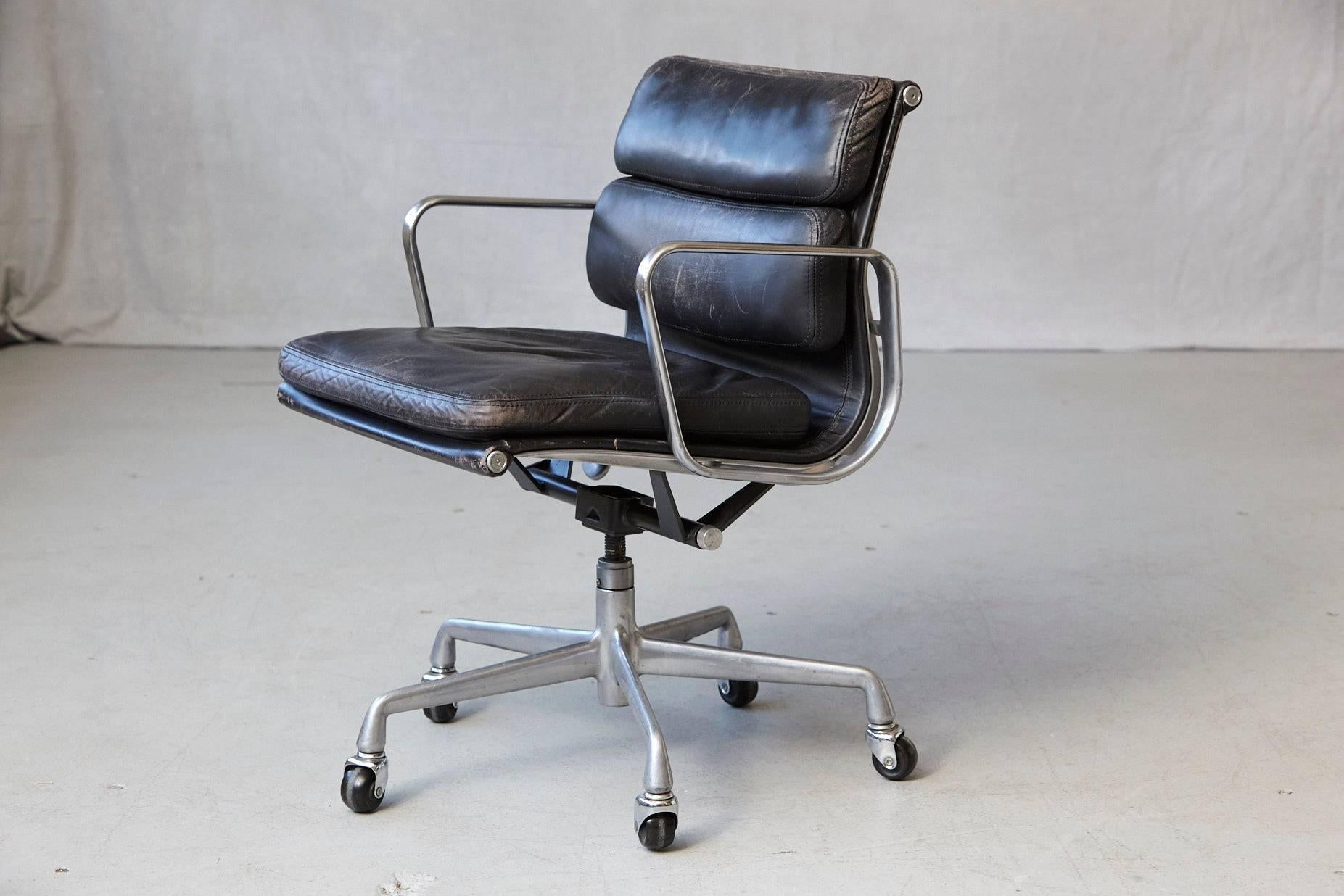 Mid-Century Modern Eames Aluminum Group Black Leather Soft Pad Chair on Casters for Herman Miller