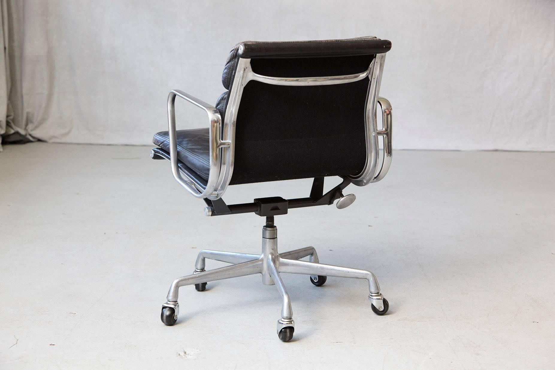 Eames Aluminum Group Black Leather Soft Pad Chair on Casters for Herman Miller In Good Condition In Pau, FR