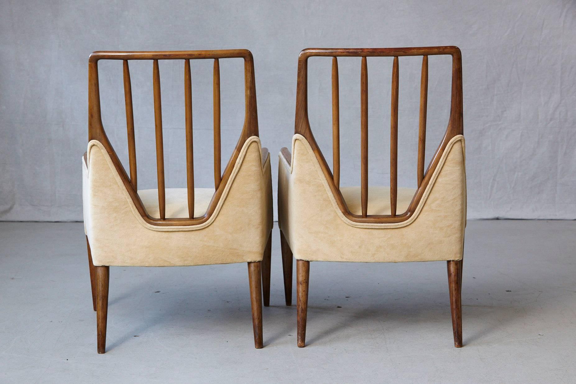 Pair of High Back Walnut Lounge Chairs in the Style of T.H. Robsjohn Gibbings In Good Condition In Pau, FR