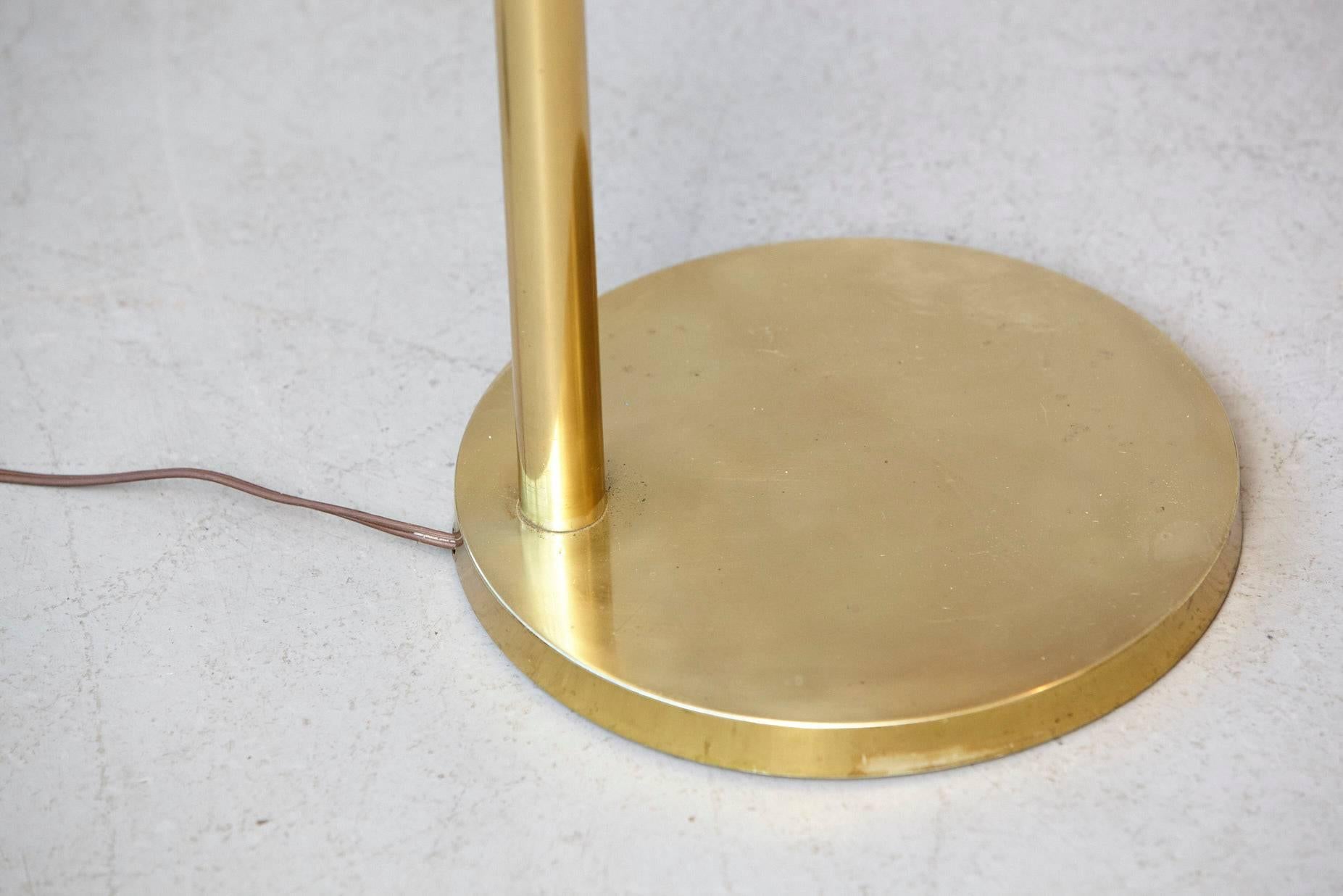 Koch & Lowy Height Adjustable Brass Swing Arm Floor Lamp In Good Condition In Pau, FR