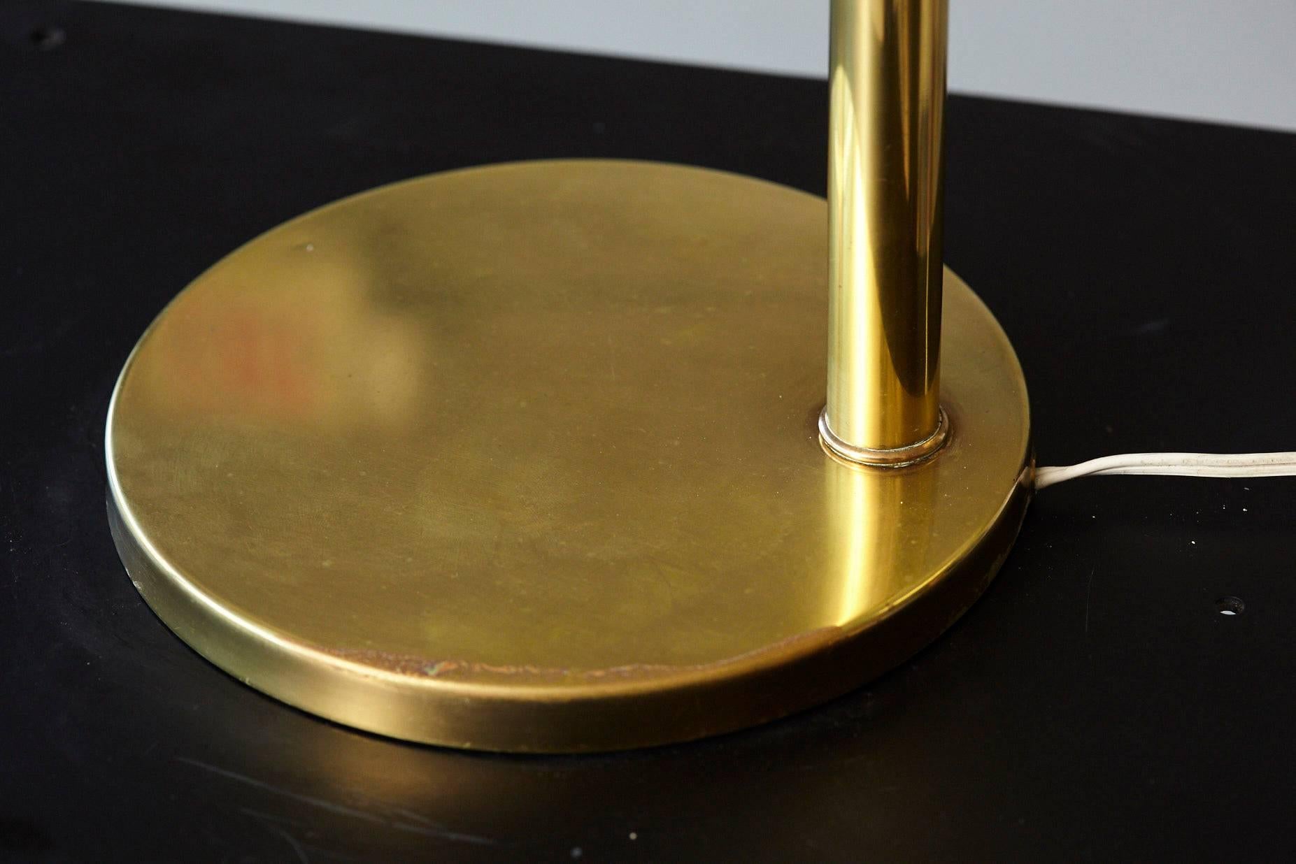Brass Swing Arm Table Lamp by Koch & Lowy with Adjustable Shade In Good Condition For Sale In Pau, FR