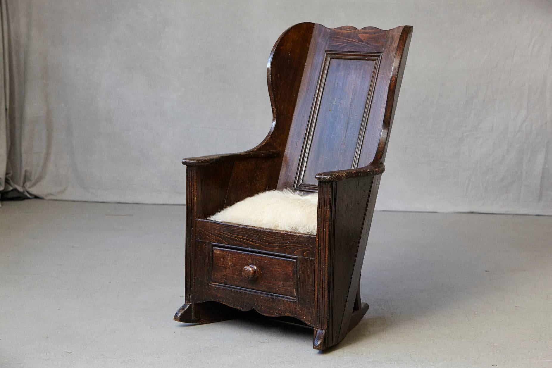 A well proportioned unique rocking lambing chair in elm and pine from England, circa 1780-1790. 
The chair is in very good original condition, with a beautiful patina. Very sturdy and heavy, structurally sound.
The chair is very comfortable, the