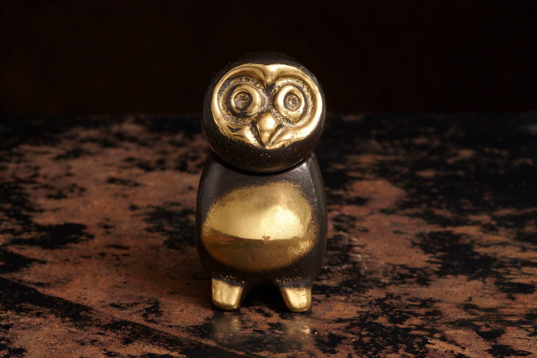 A very charming little brass figurine showing an owl with a movable head, in the style of the Walter Bosse designs in brass, circa 1960s. Brass and blackened brass, two pieces.