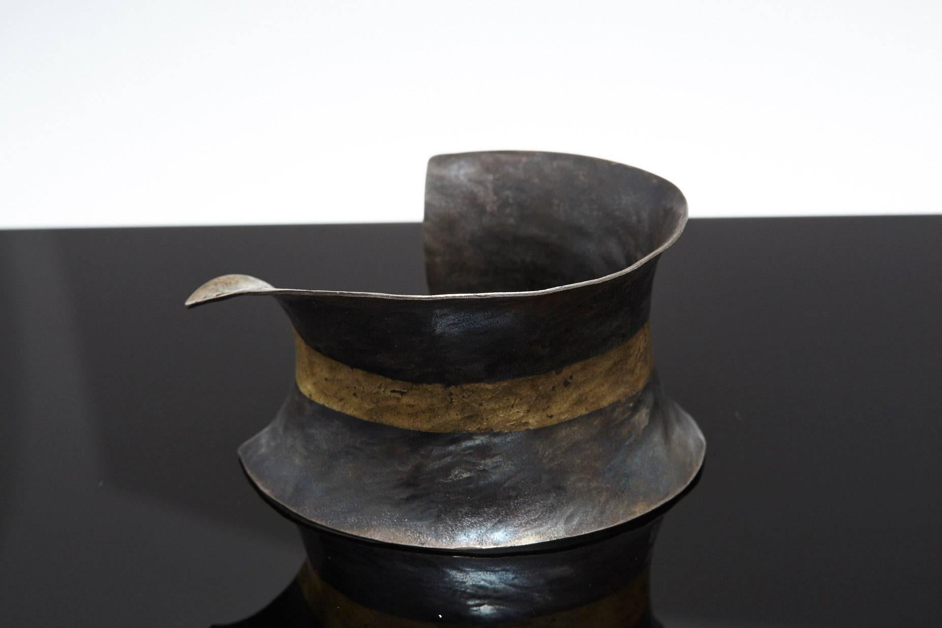 Hand-Forged Blackened Iron and Gold Cuff in the Style of Pat Flynn In Good Condition For Sale In Pau, FR