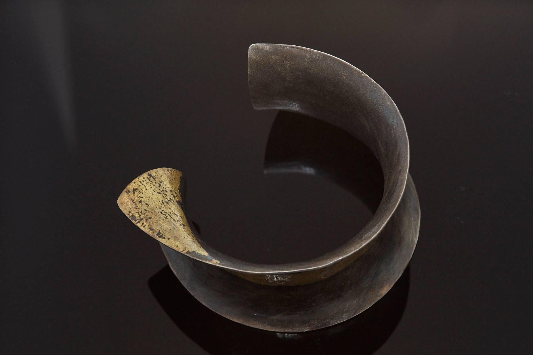 Hand-Forged Blackened Iron and Gold Cuff in the Style of Pat Flynn For Sale 1