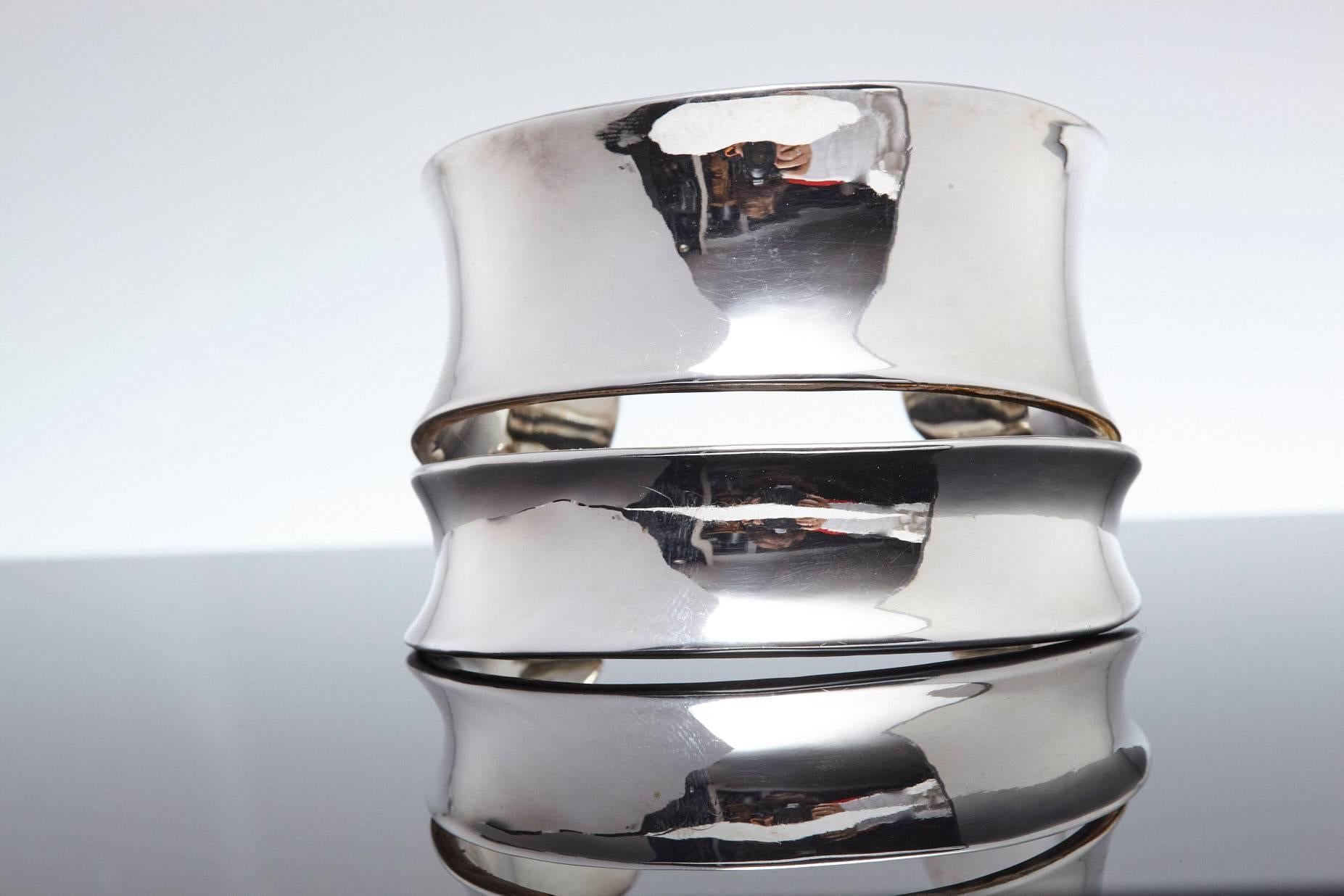 Beautiful Robert Lee Morris sculptural silver plated cuff, circa 1990s.
Excellent condition, engraved on the inside 'Robert Lee Morris'.
Inside length 2.25 inch, opening 1 inch
