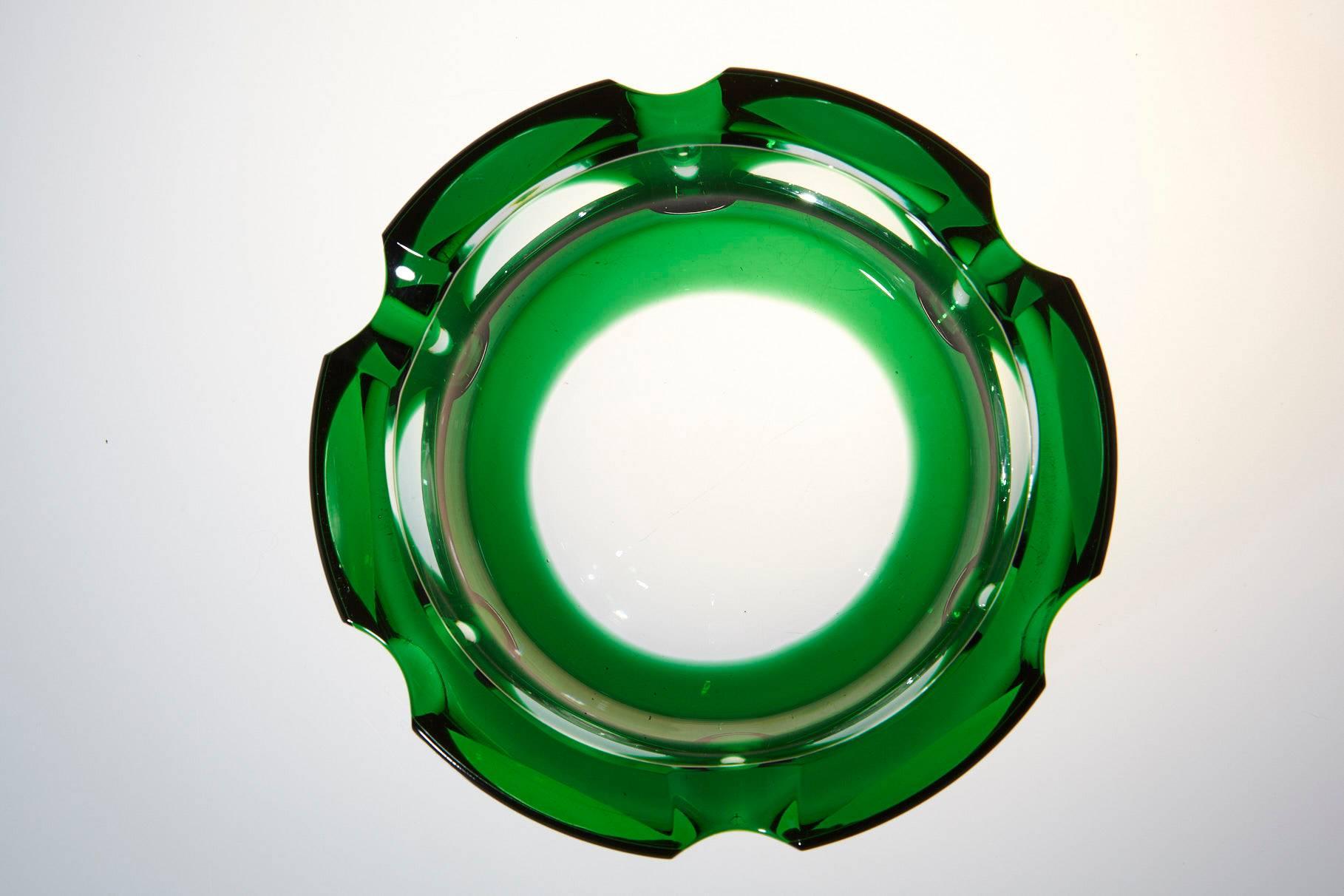 Heavy Hexagonal Emerald Green Crystal Ashtray In Good Condition In Pau, FR