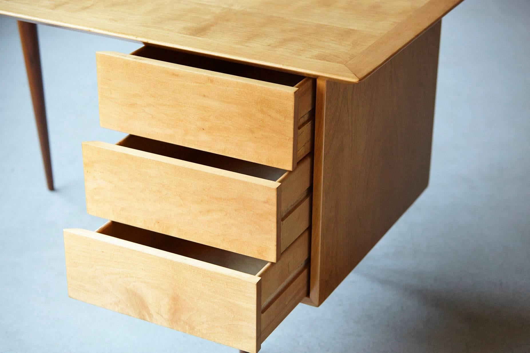 Rare Early Florence Knoll Maple Desk, Model 17 Completely Restored In Excellent Condition In Pau, FR