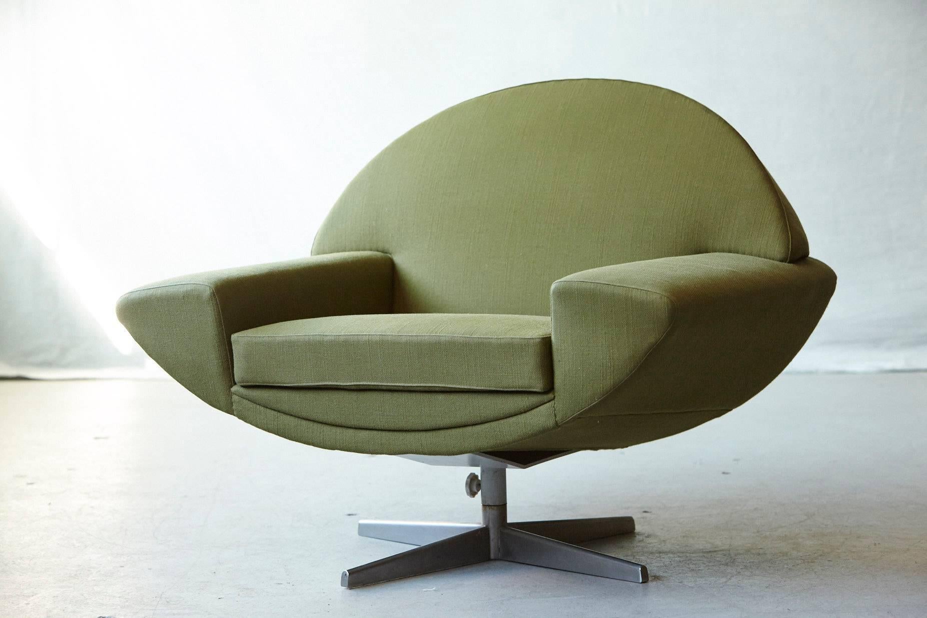 The 'Capri' chair was designed by Johannes Andersen for Trensums, Denmark, 1960s.
Bolt lines, a prominently arched crest, and a barrel bottom give this lounge chair a sleek futuristic impression. The chair has a swiveling four-star steel base and is