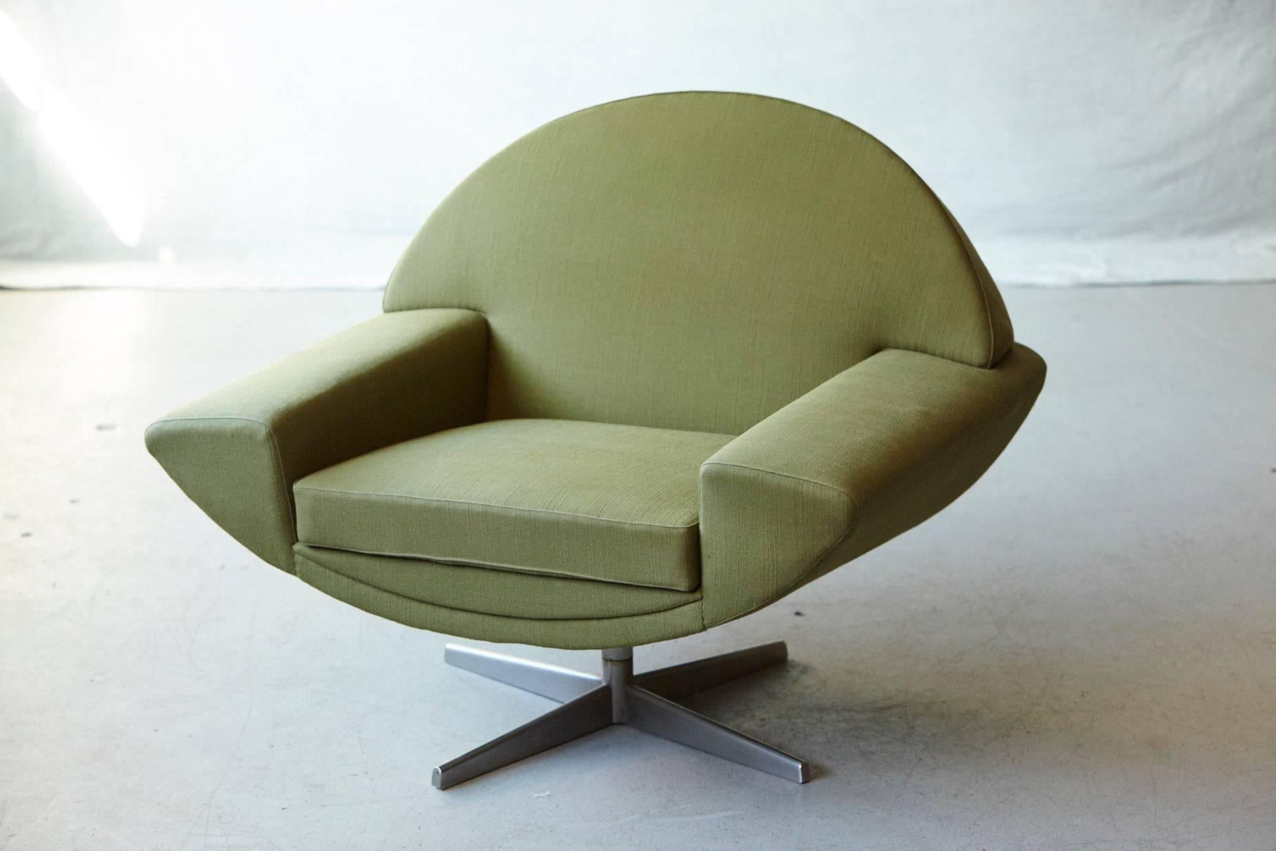 Mid-Century Modern Johannes Andersen 'Capri' Green Swivel Lounge Chair for Trensums, Denmark, 1960s
