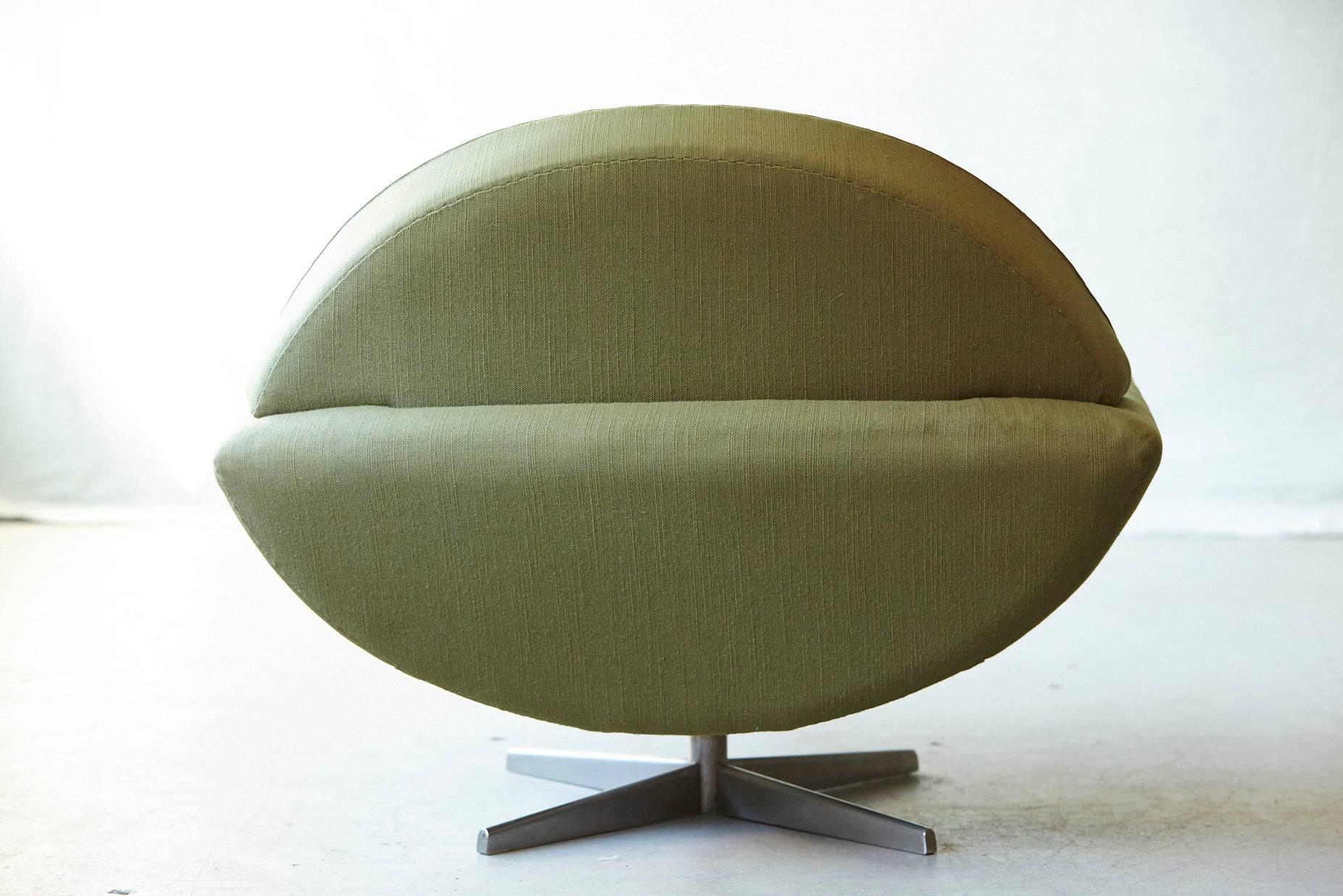 Johannes Andersen 'Capri' Green Swivel Lounge Chair for Trensums, Denmark, 1960s In Good Condition In Pau, FR