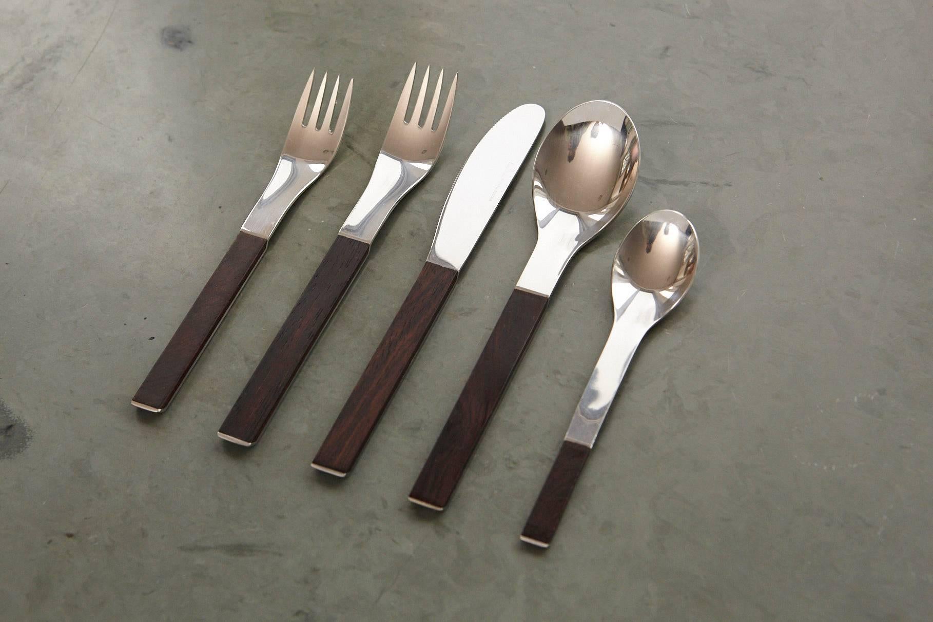 Exceptional rosewood and stainless steel flatware set 'Duo' for 12 place settings designed by Carl Auböck and made by Amboss Neuzeug Hammer Company for Rosenthal Austria, circa 1967.
Each set is composed of five pieces (fork, knife, spoon, salad or
