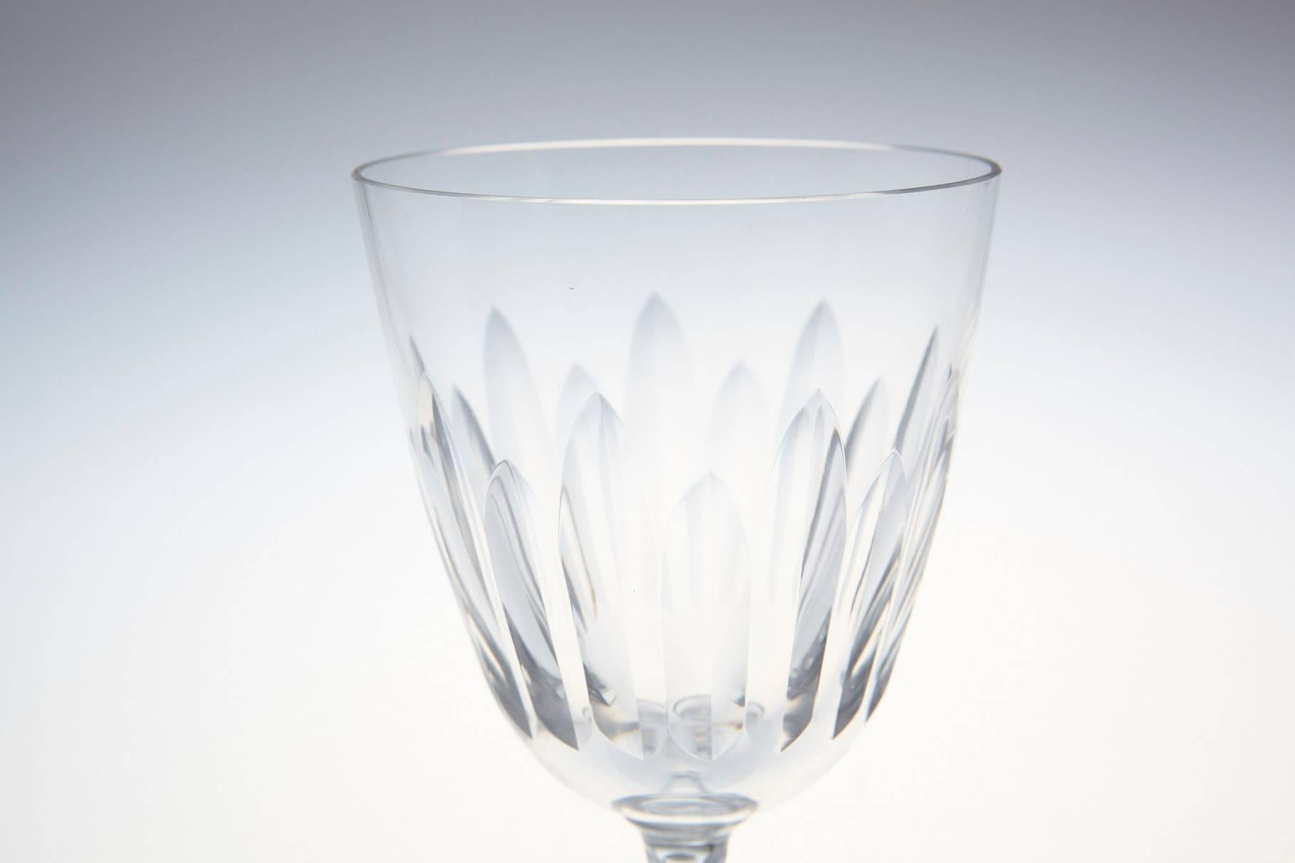 Set of Eight Baccarat Crystal 'Verone' Pattern White Wine Glasses, circa 1950s In Good Condition In Pau, FR