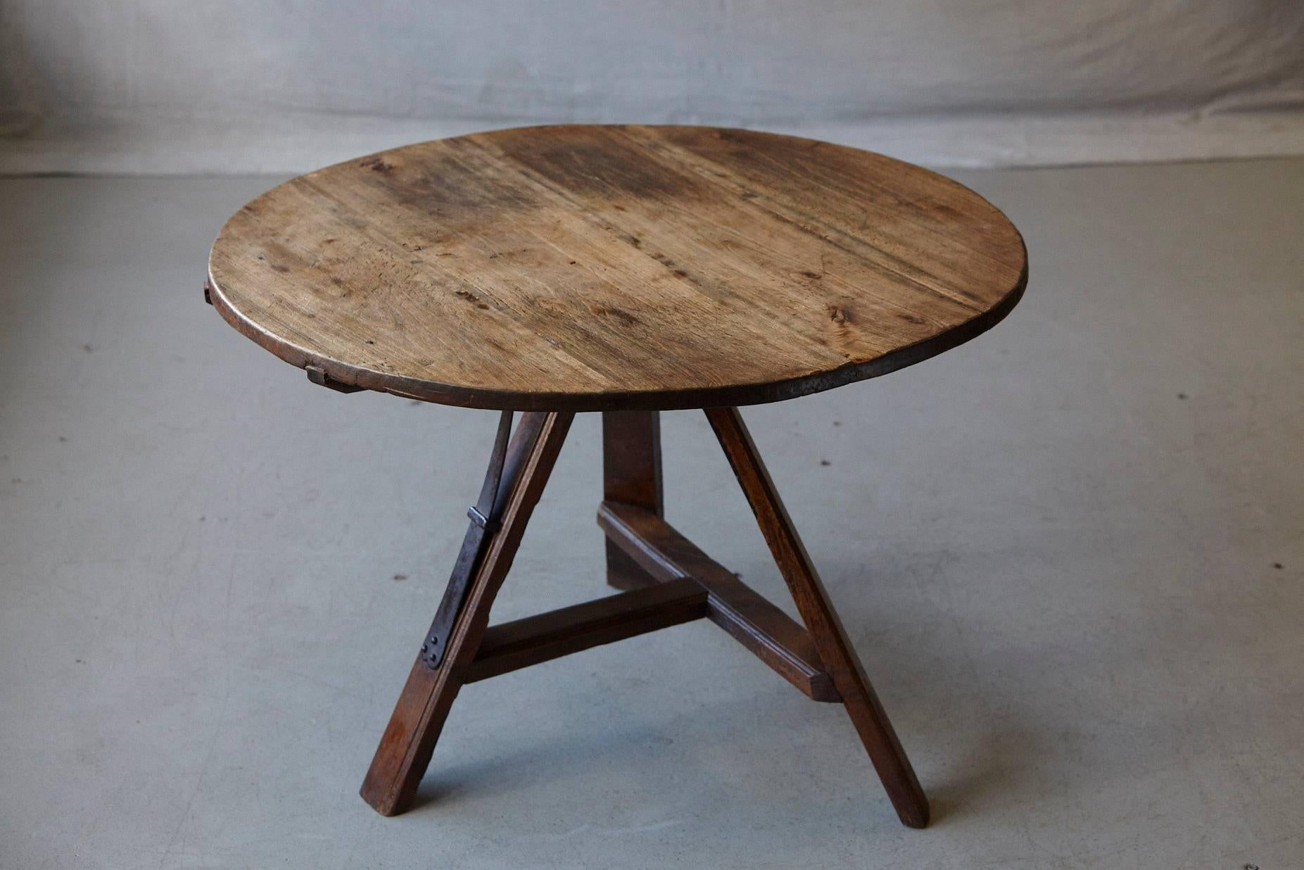 19th Century Tilt Top Wine Tasting or Centre Pine Table with Tripod Base In Good Condition In Pau, FR