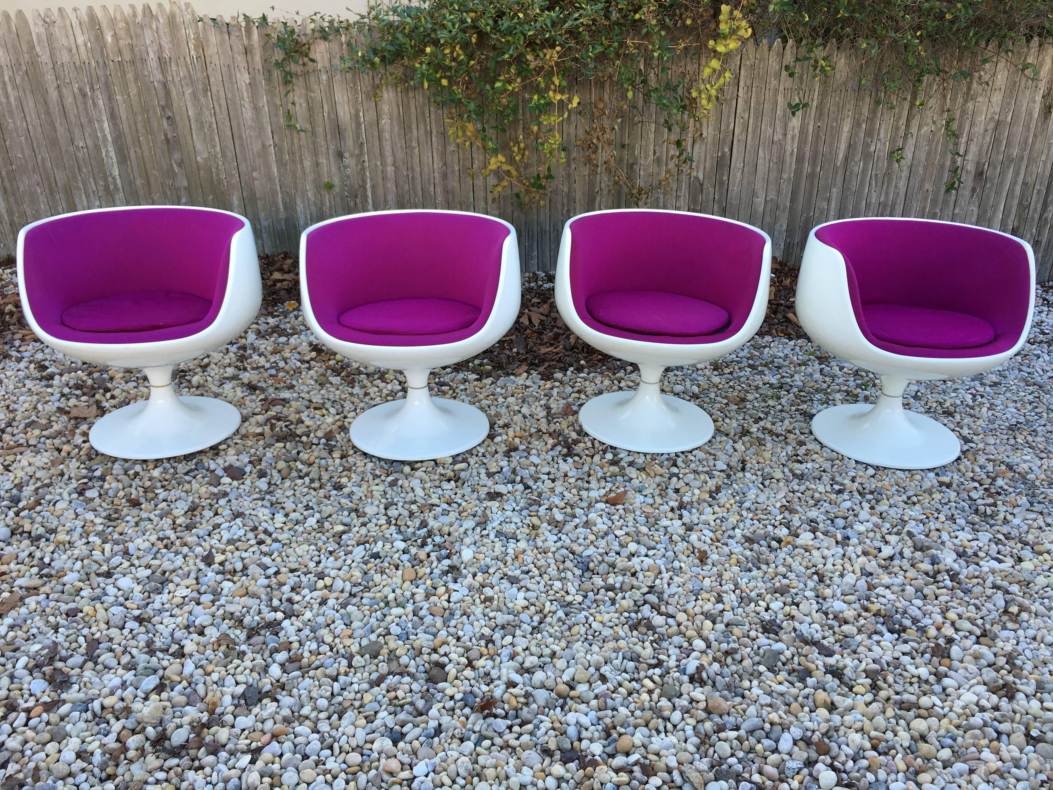 A wonderful Space Age dining set from Eero Aarnio with original fuchsia wool fabric.