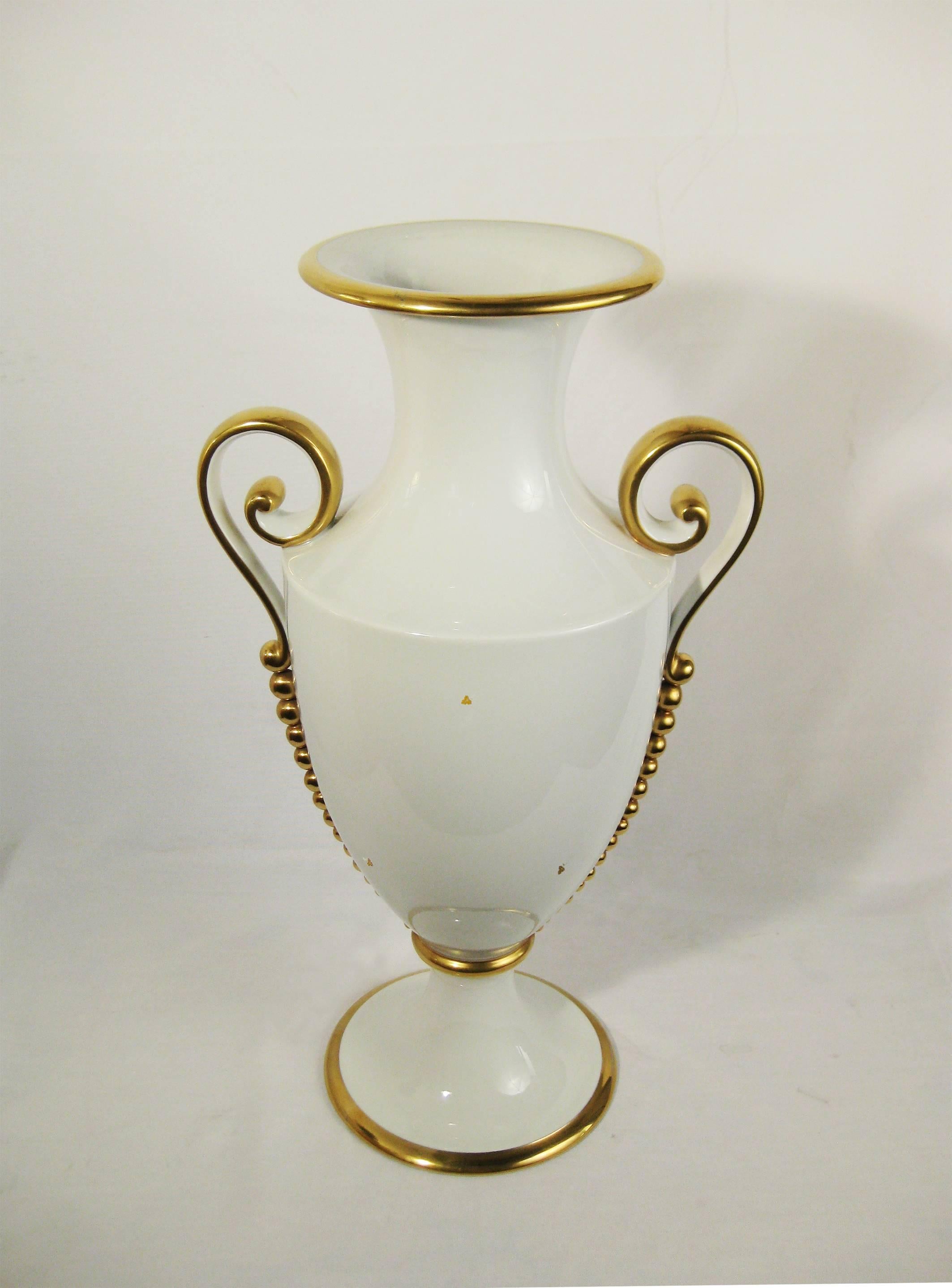 White Hollywood Regency Porcelain Vase. Signed Rosenthal, Germany, circa 1945 In Excellent Condition For Sale In Mexico City, Cuauhtemoc
