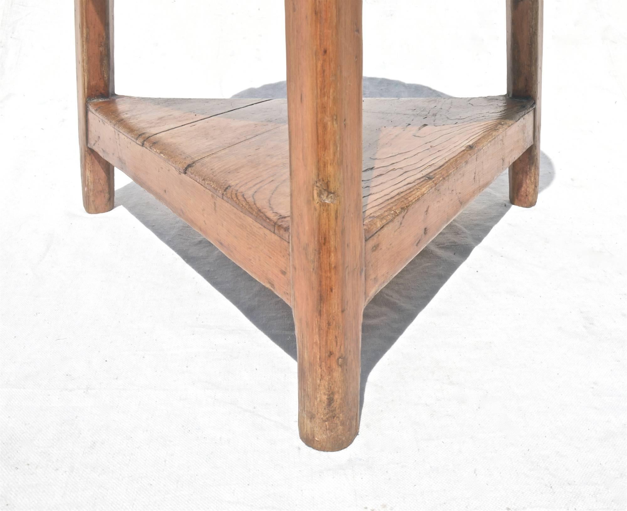 19th Century Cricket Table of Pine In Good Condition In Charlottesville, VA